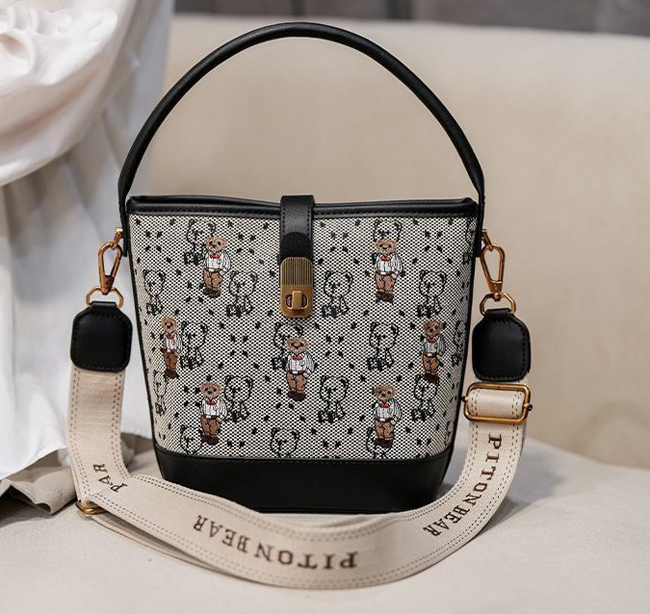 金屬轉釦小熊包包 內有拉鍊-現貨