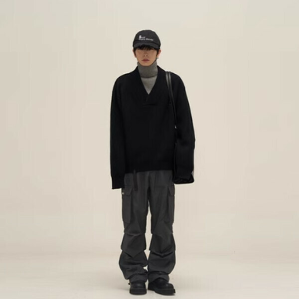 Popular big V-neck ripped pullover sweater [Black M-XL sizes, please confirm the delivery size with customer service after placing the order]