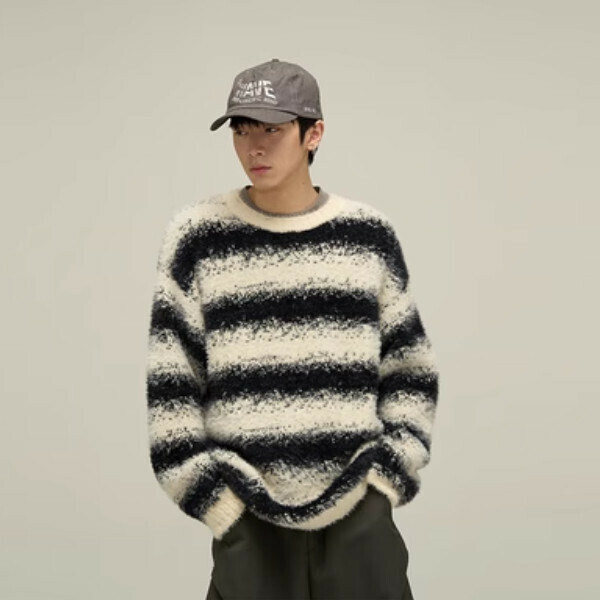 Popular retro striped crew neck sweater [black and white sizes M-XL, please confirm the delivery size with customer service after placing the order]