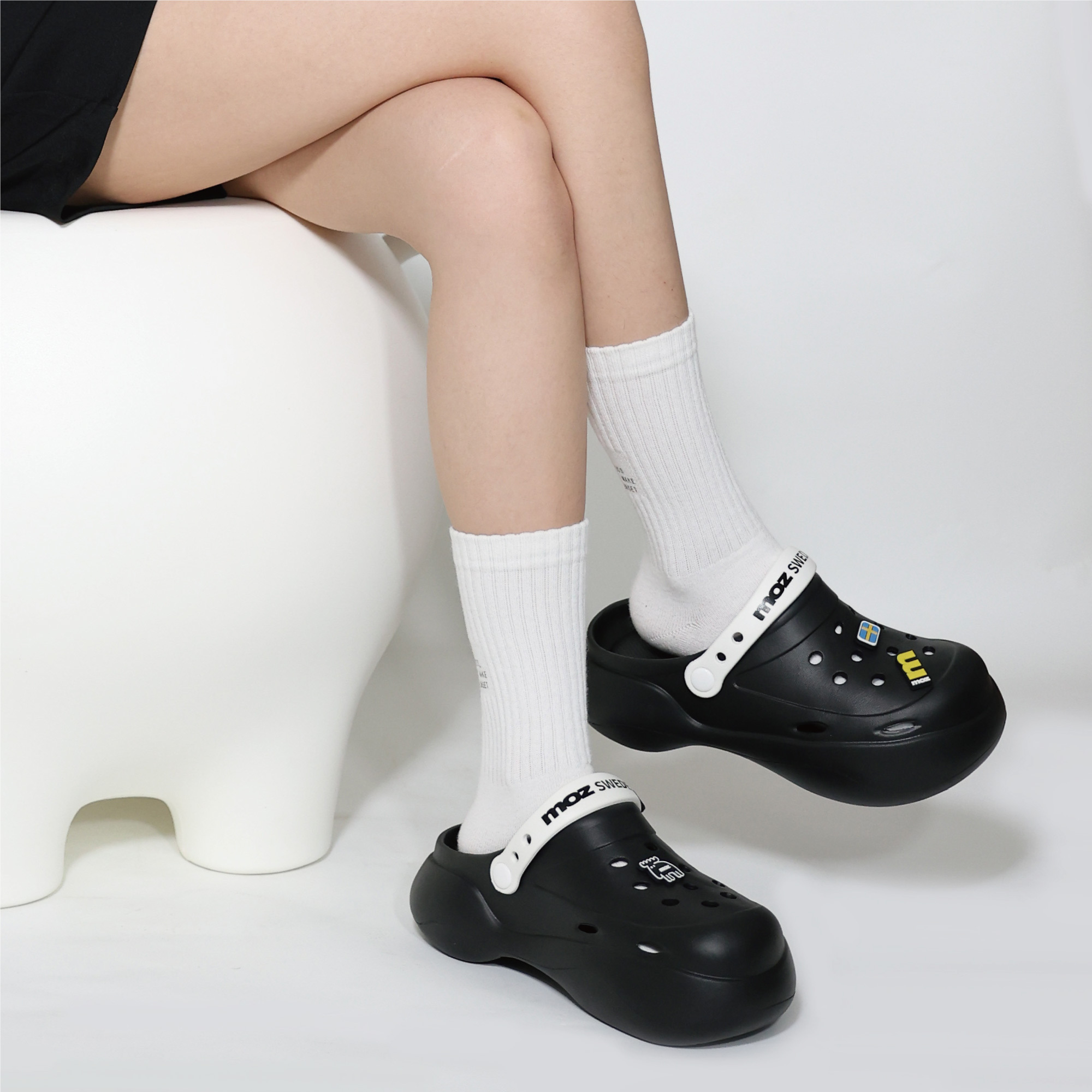 moz瑞典駝鹿小饅頭厚底增高輕量兩穿防水洞洞鞋/涼拖鞋-黑色