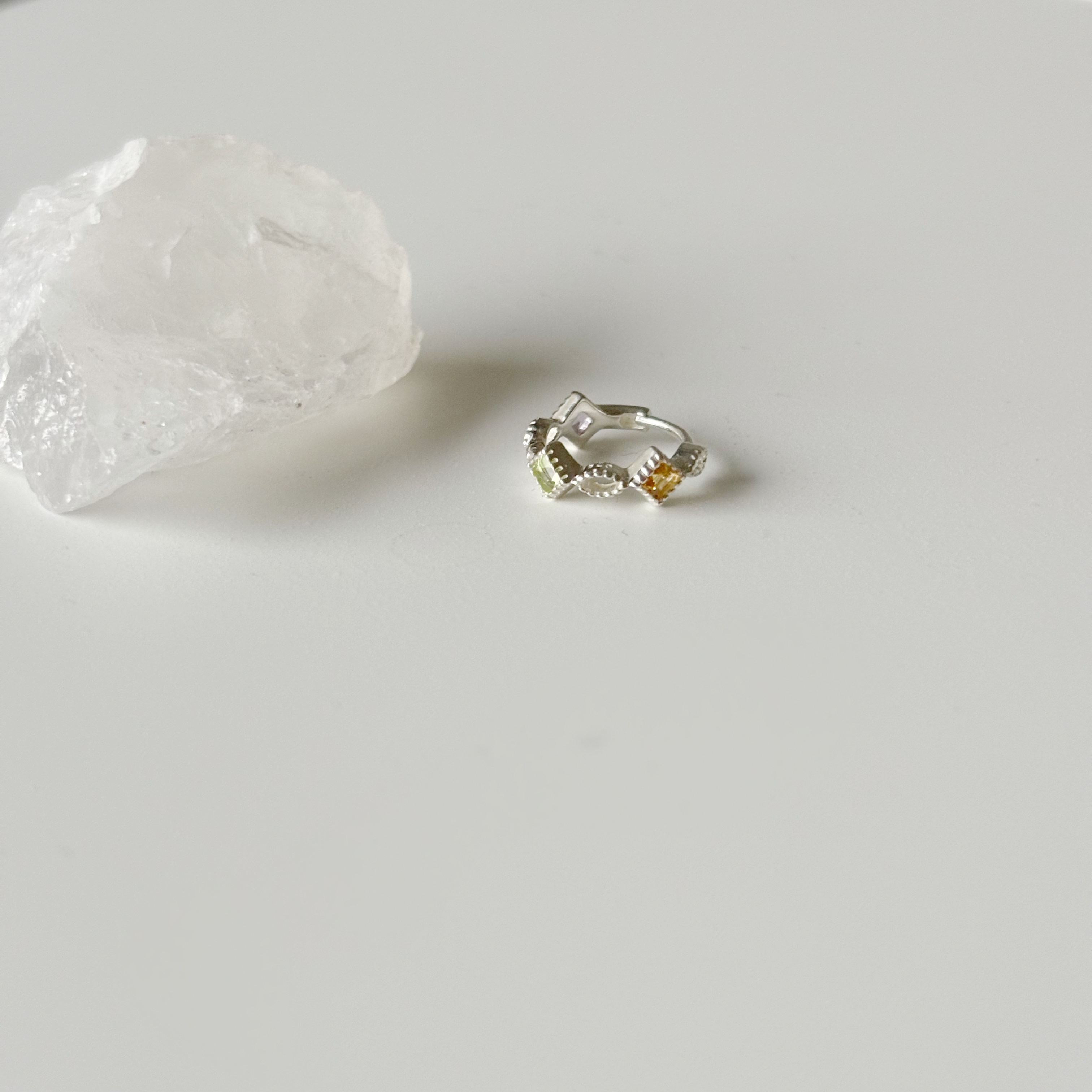 整圈滾邊菱形彩色寶石眼型耳圈