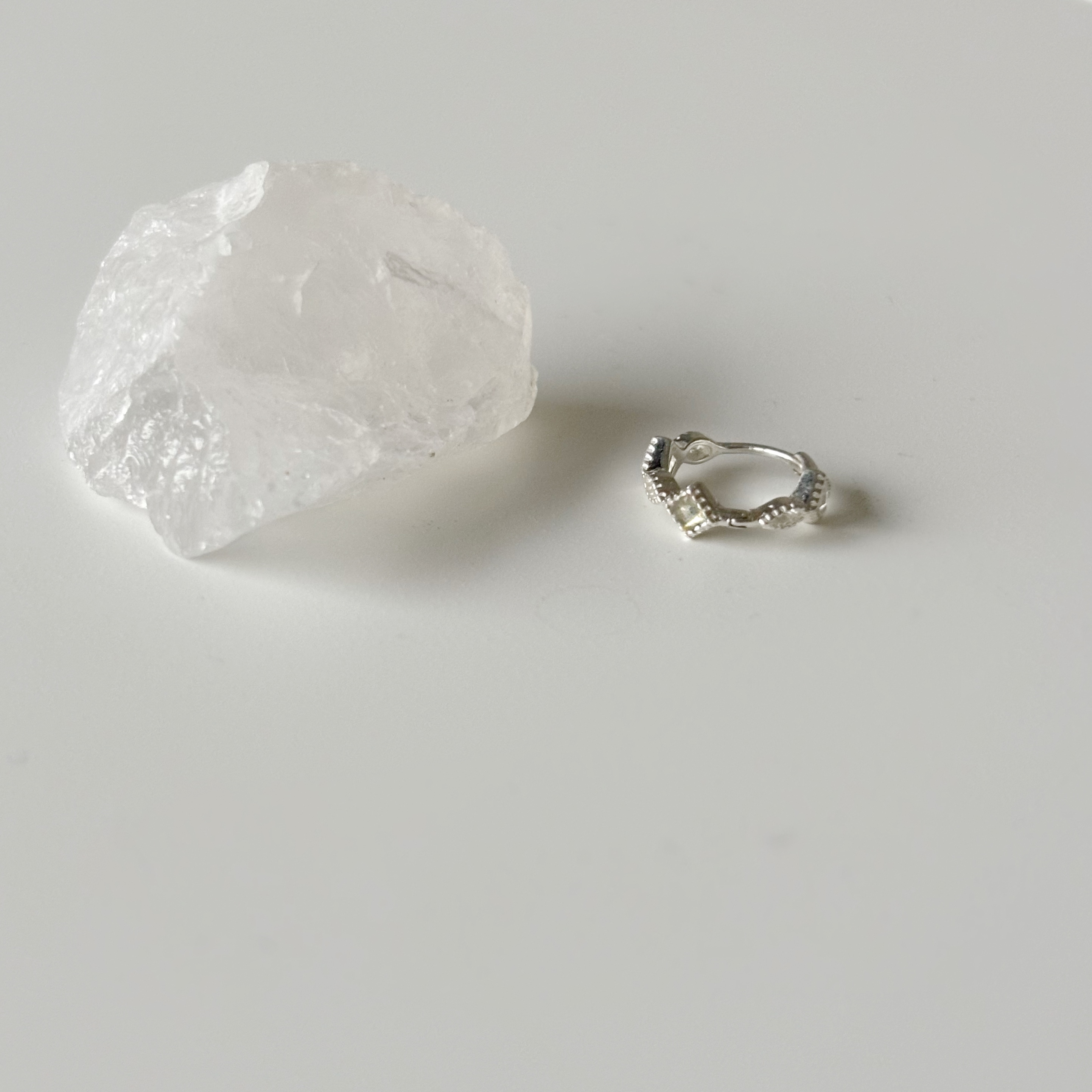 整圈滾邊菱形月光拉長石眼型耳圈