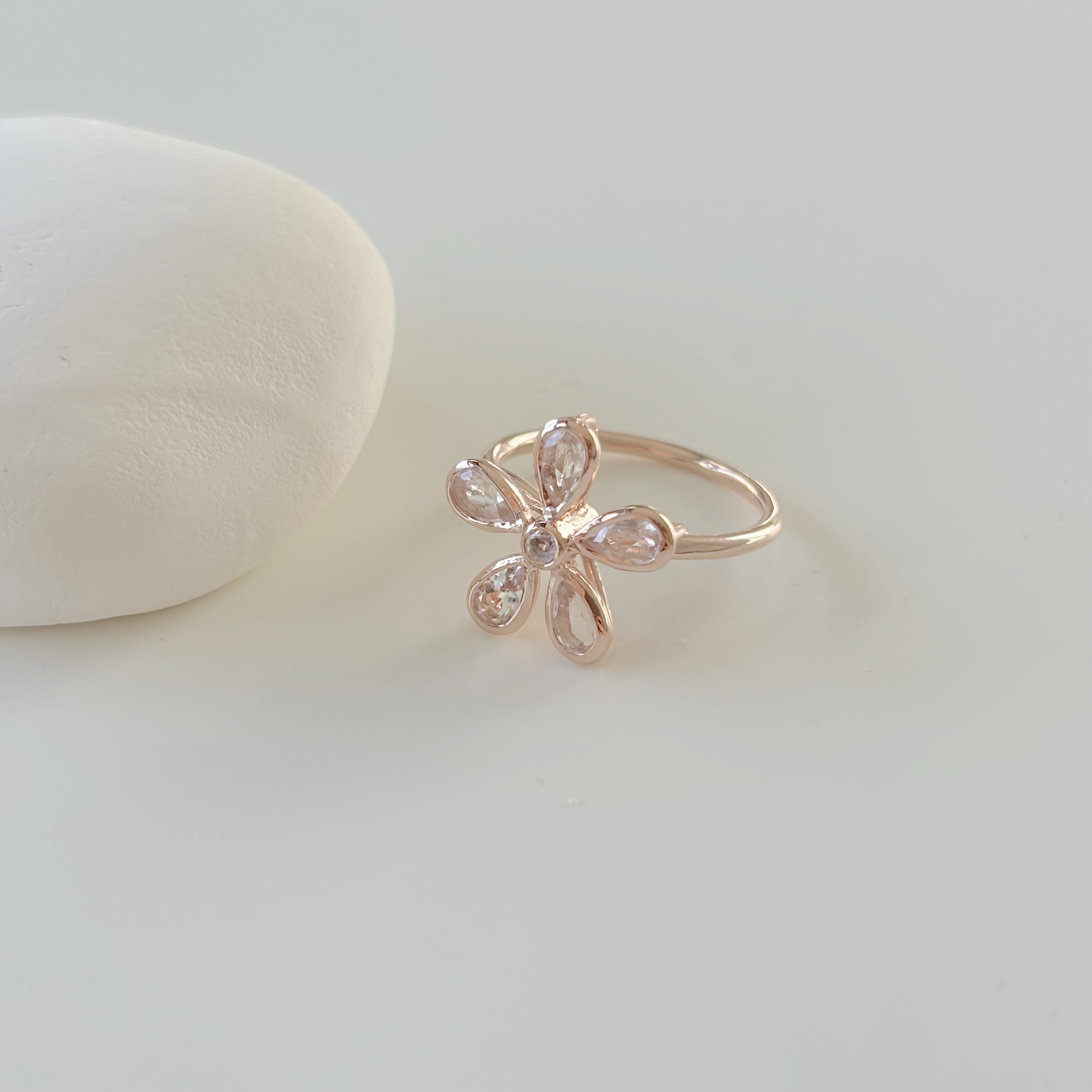 簡約花花白水晶月光石戒指