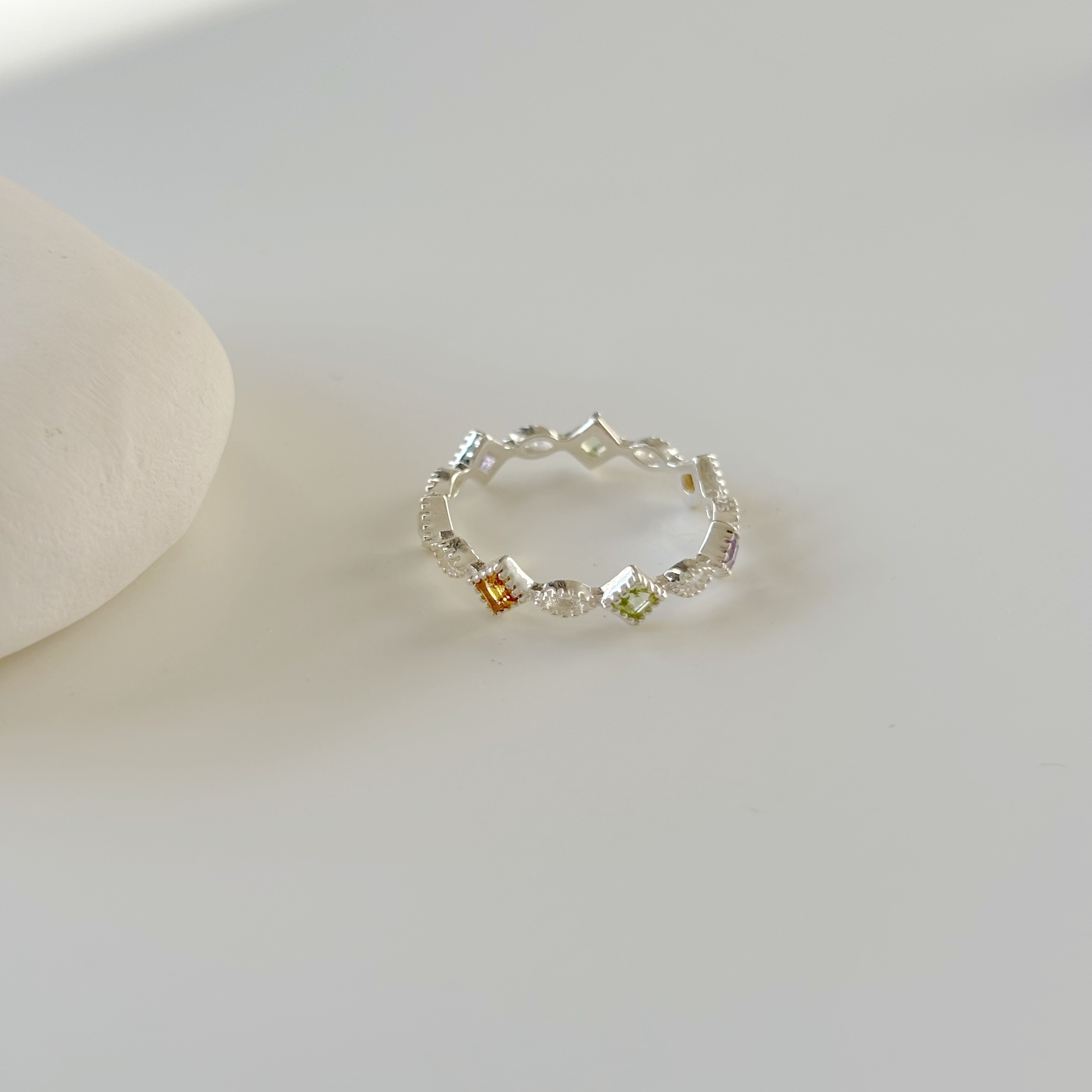 整圈滾邊菱形彩色寶石眼型戒指