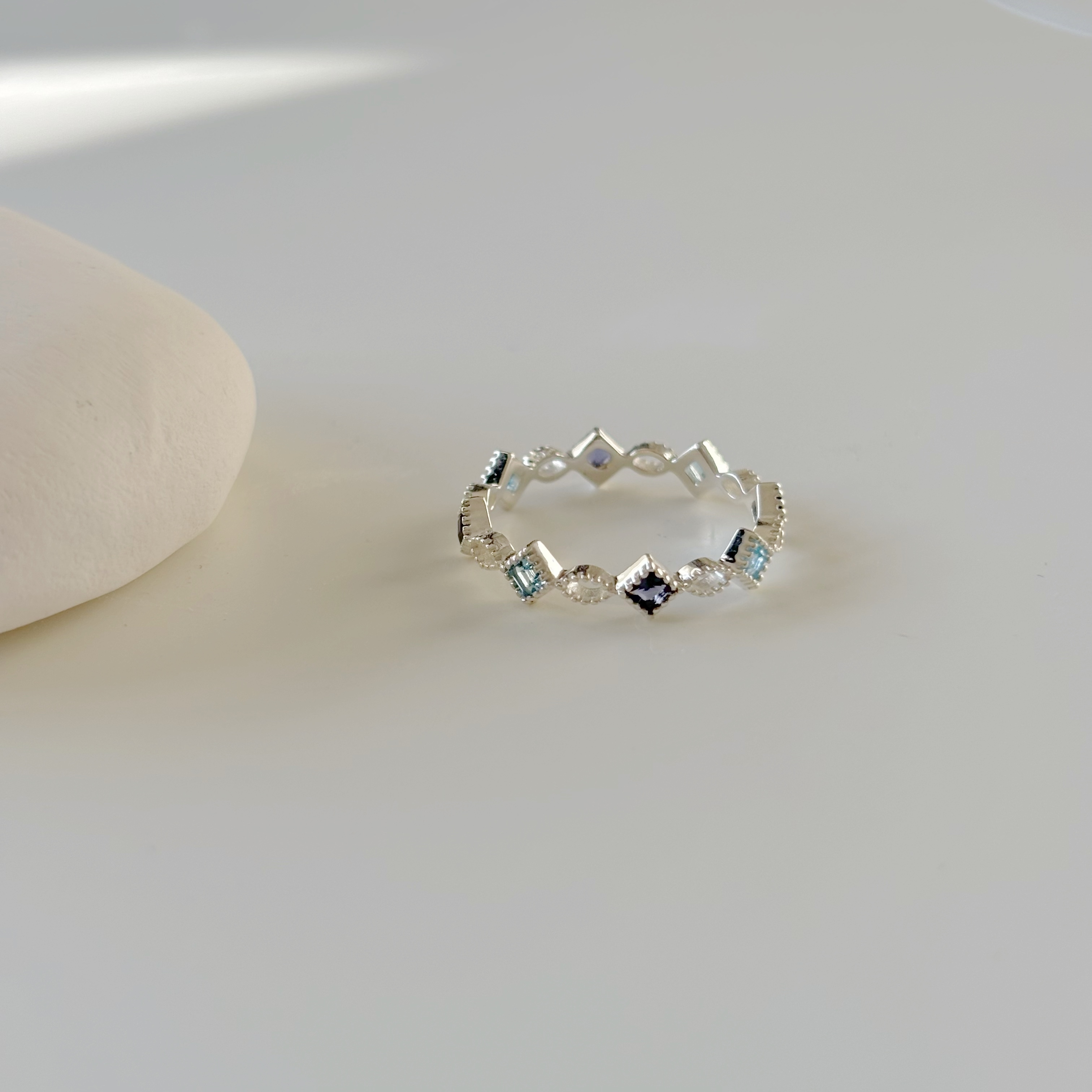 整圈滾邊菱形藍色系寶石眼型戒指