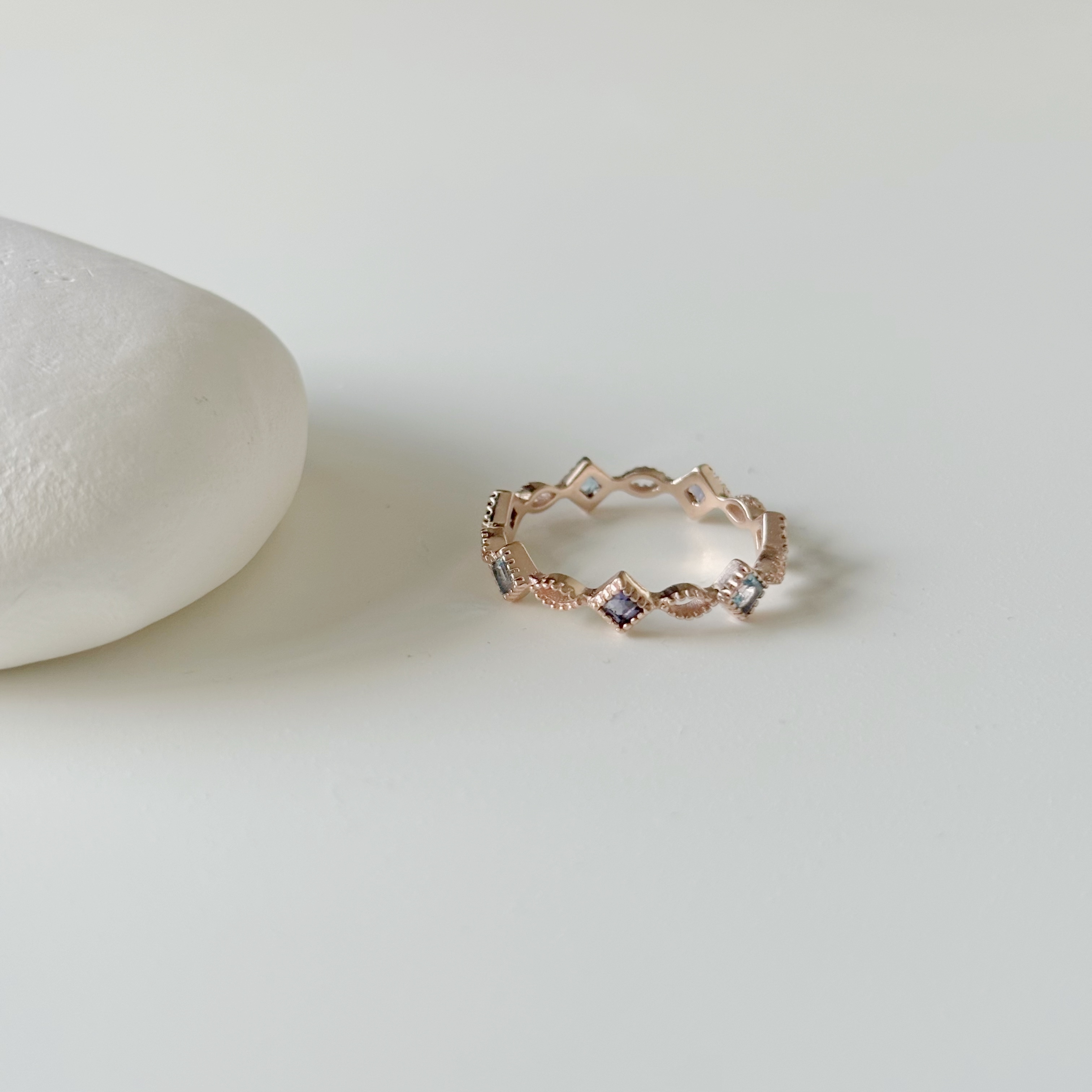 整圈滾邊菱形藍色系寶石眼型戒指