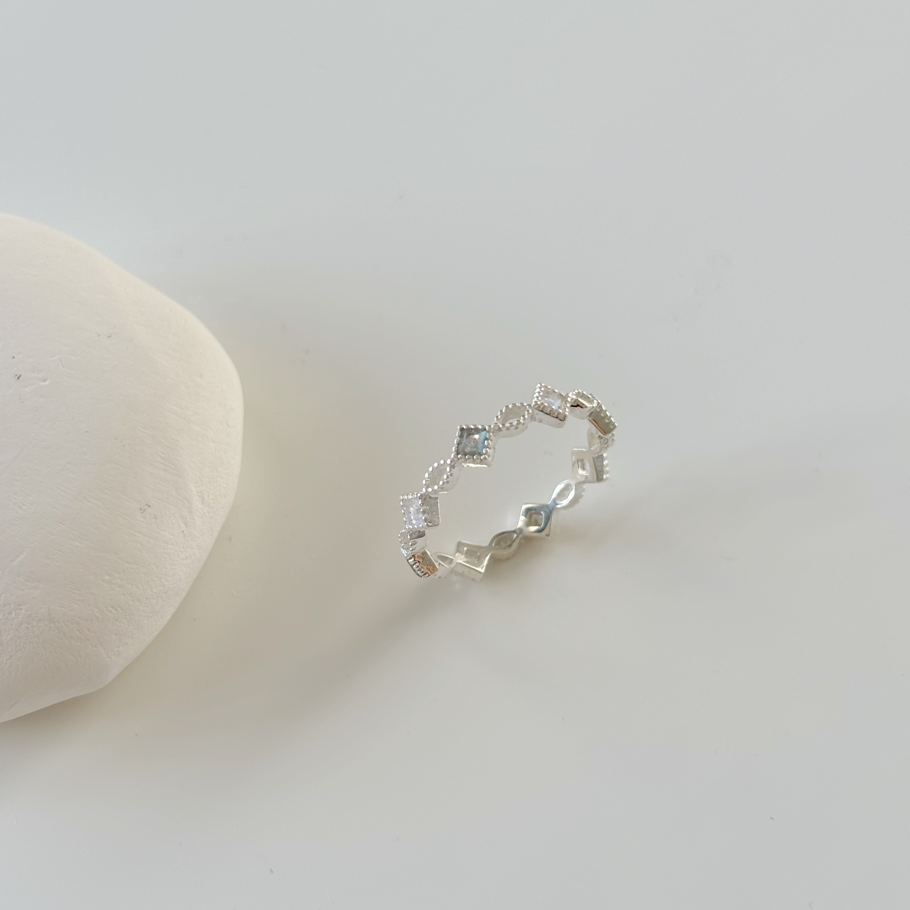 整圈滾邊菱形月光拉長石眼型戒指