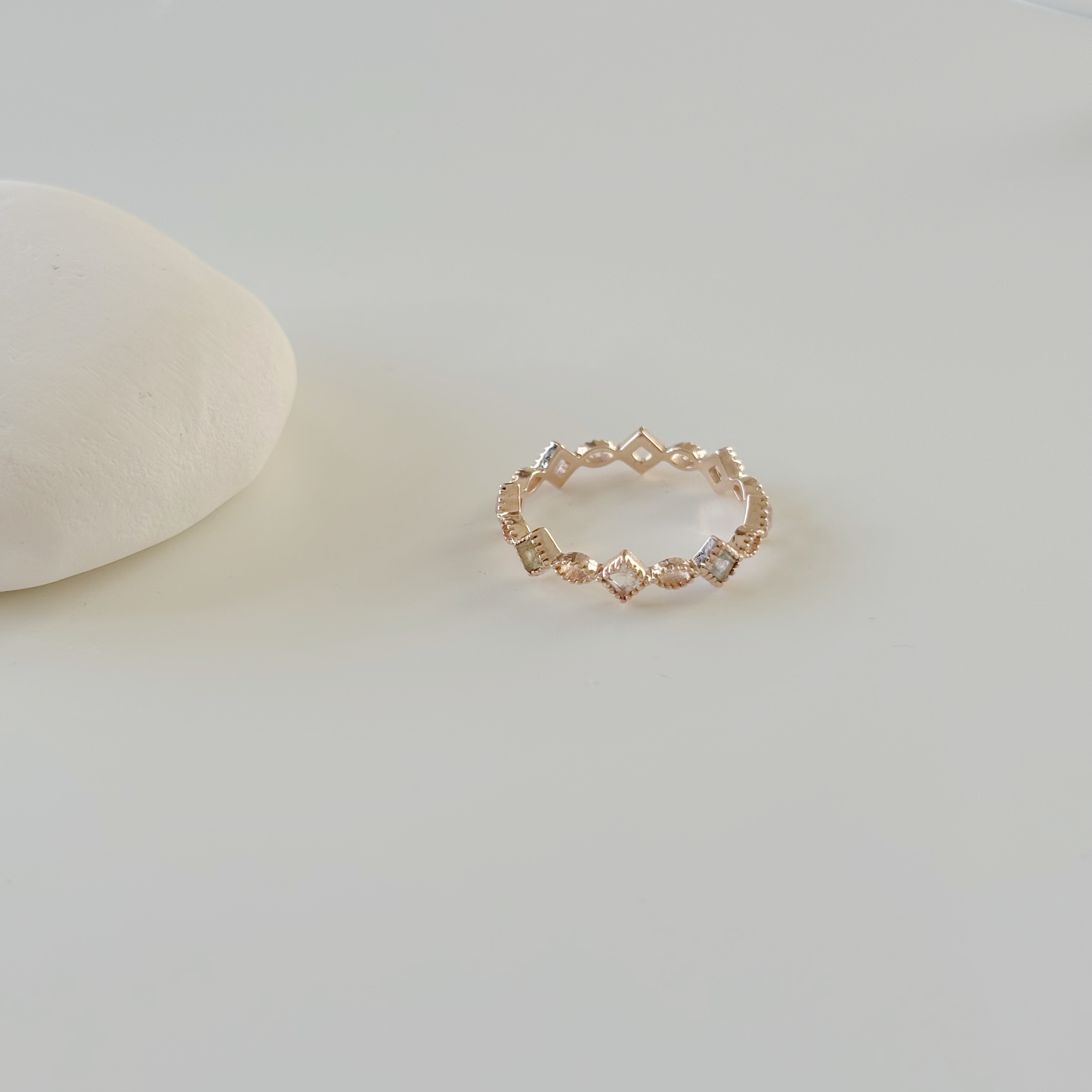 整圈滾邊菱形月光拉長石眼型戒指