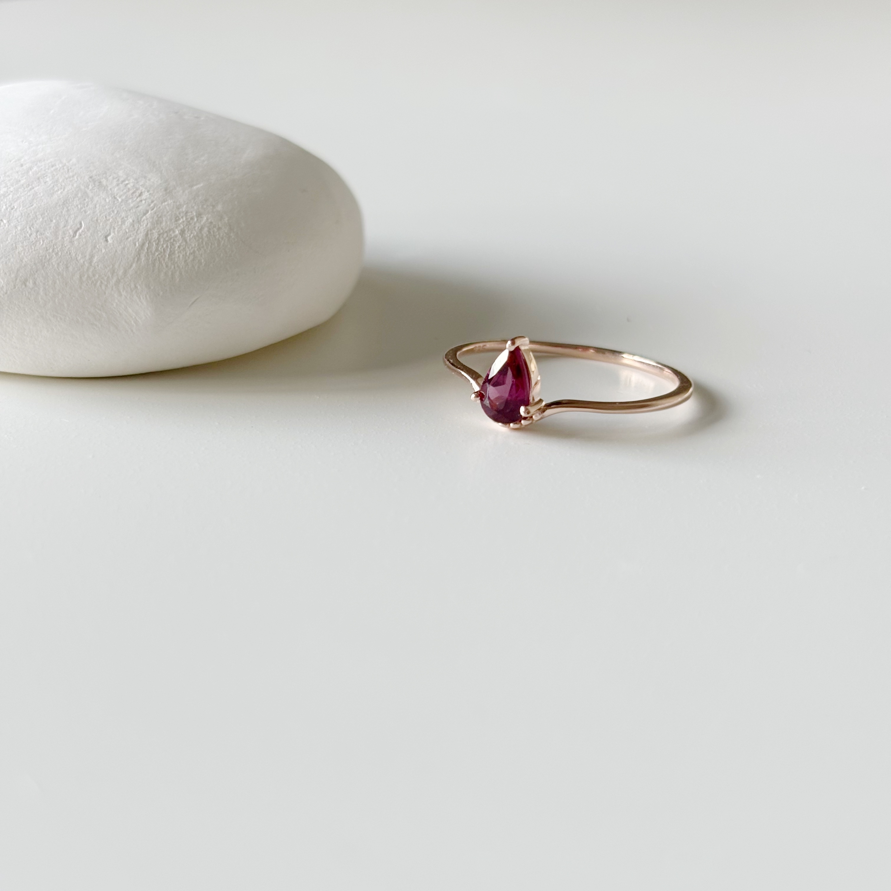 后冠水滴玫瑰石榴石戒指