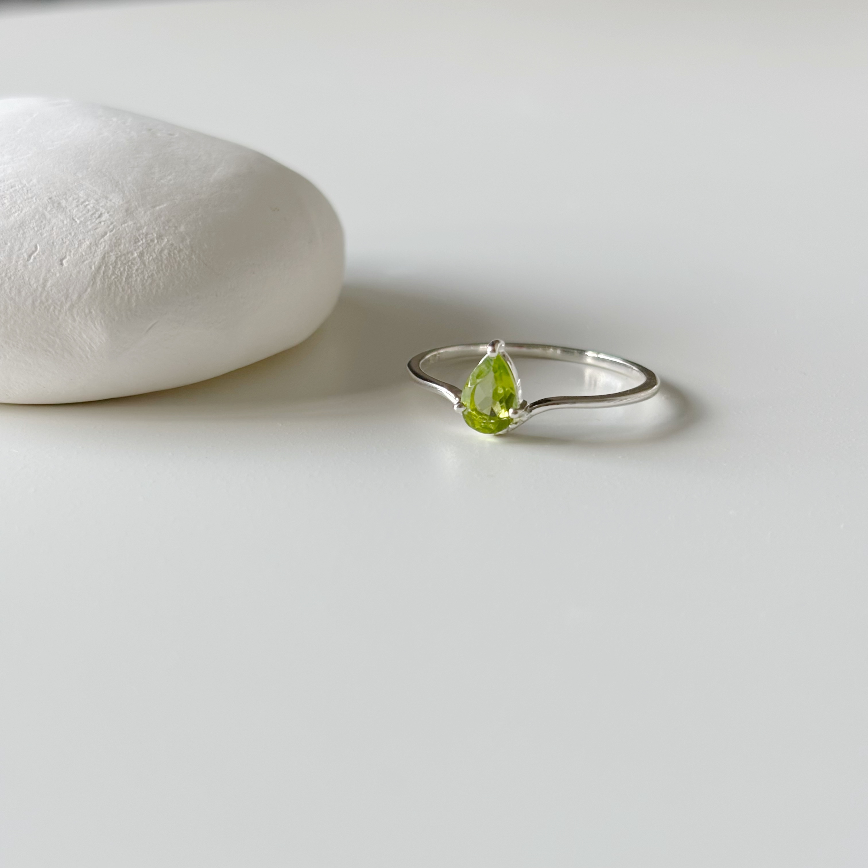 后冠水滴橄欖石戒指