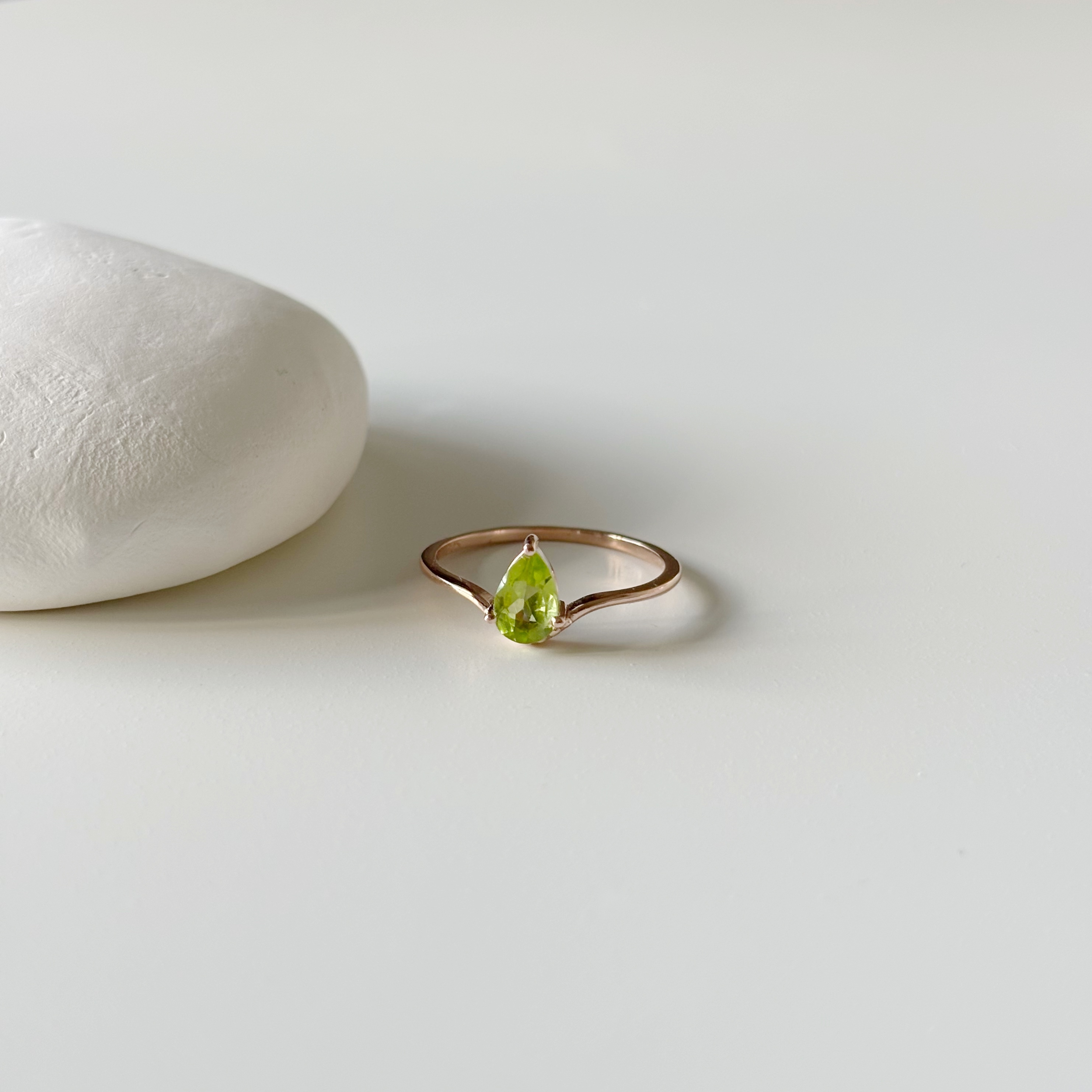 后冠水滴橄欖石戒指