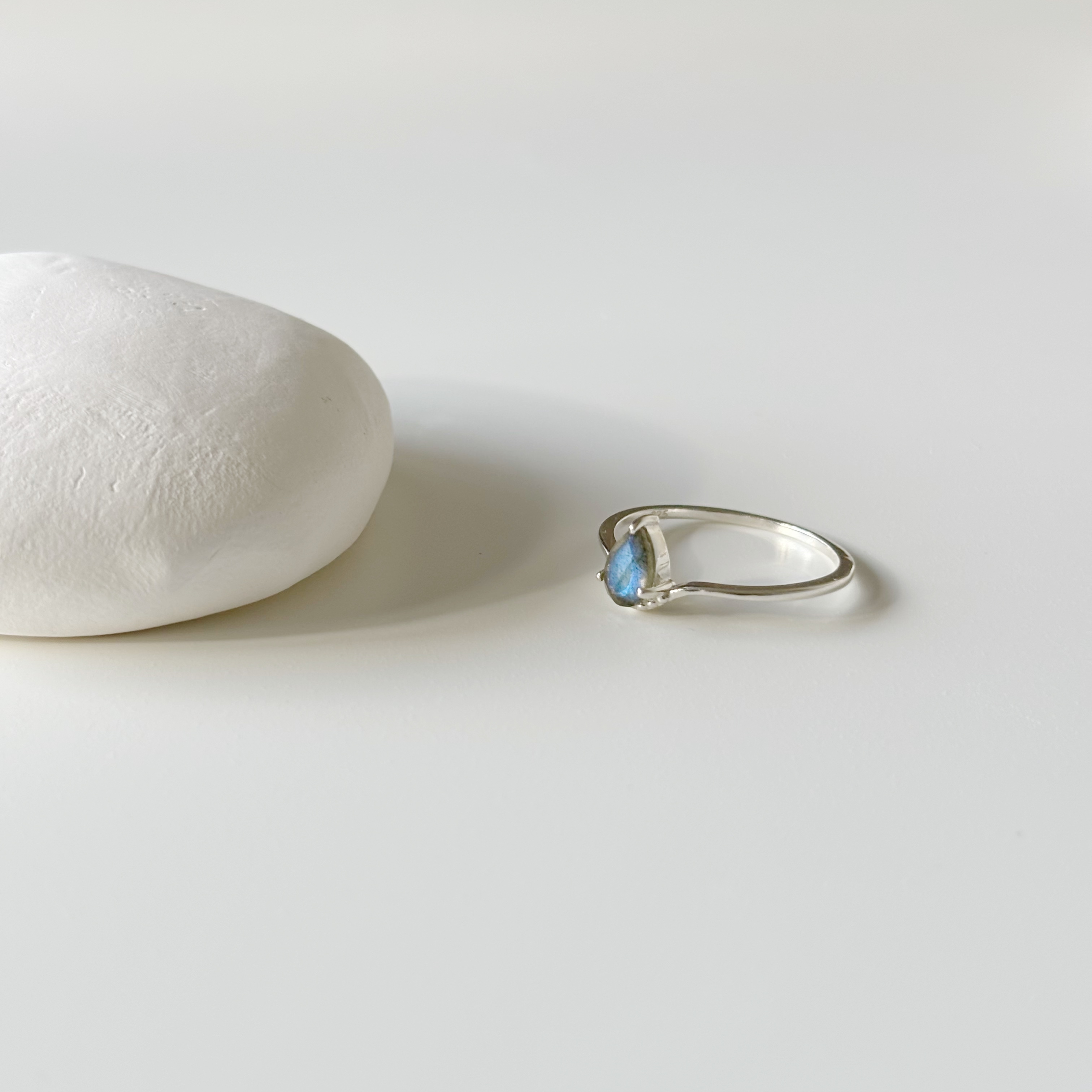 后冠水滴拉長石戒指