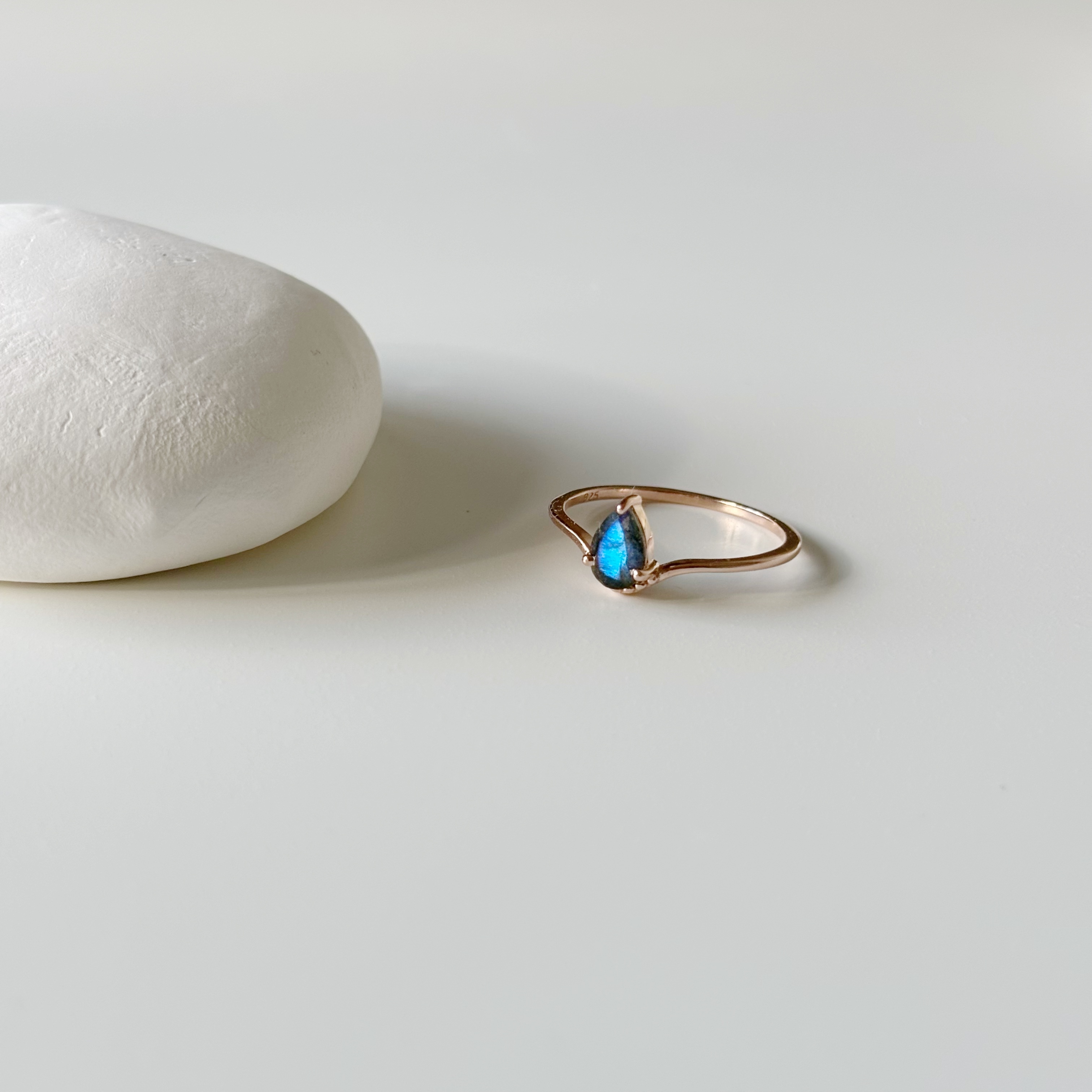 后冠水滴拉長石戒指