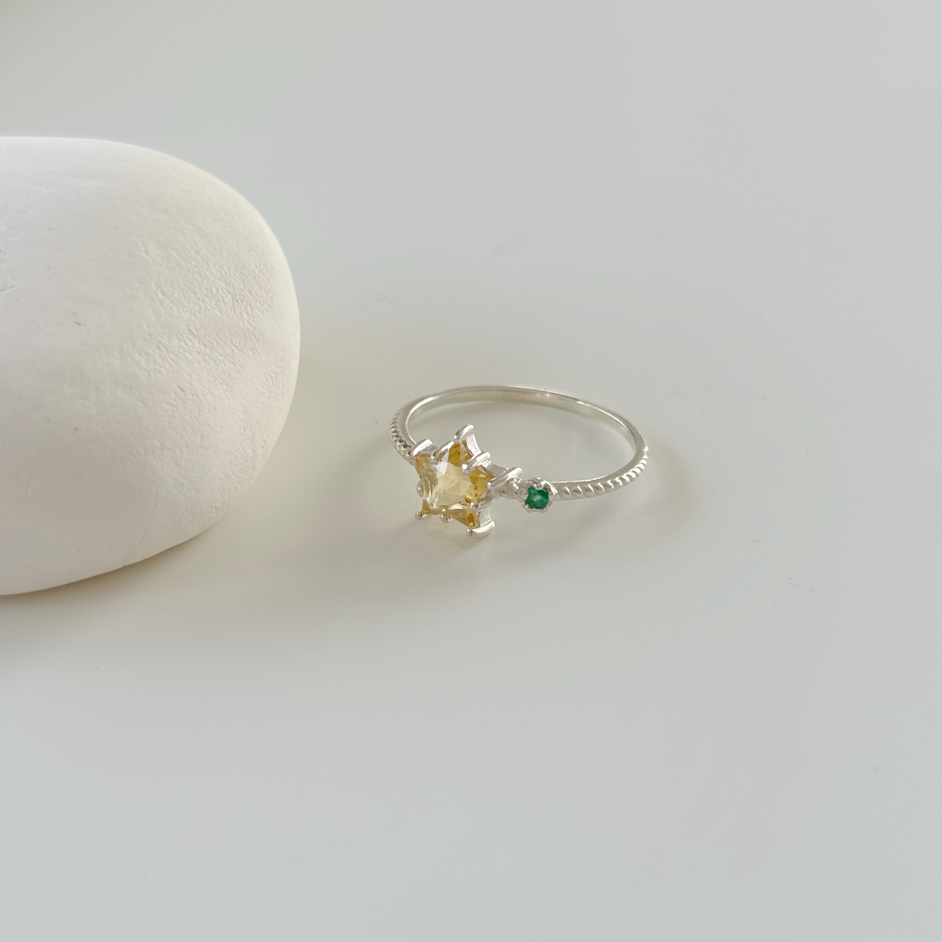 爪鑲星星檸檬晶祖母綠戒指