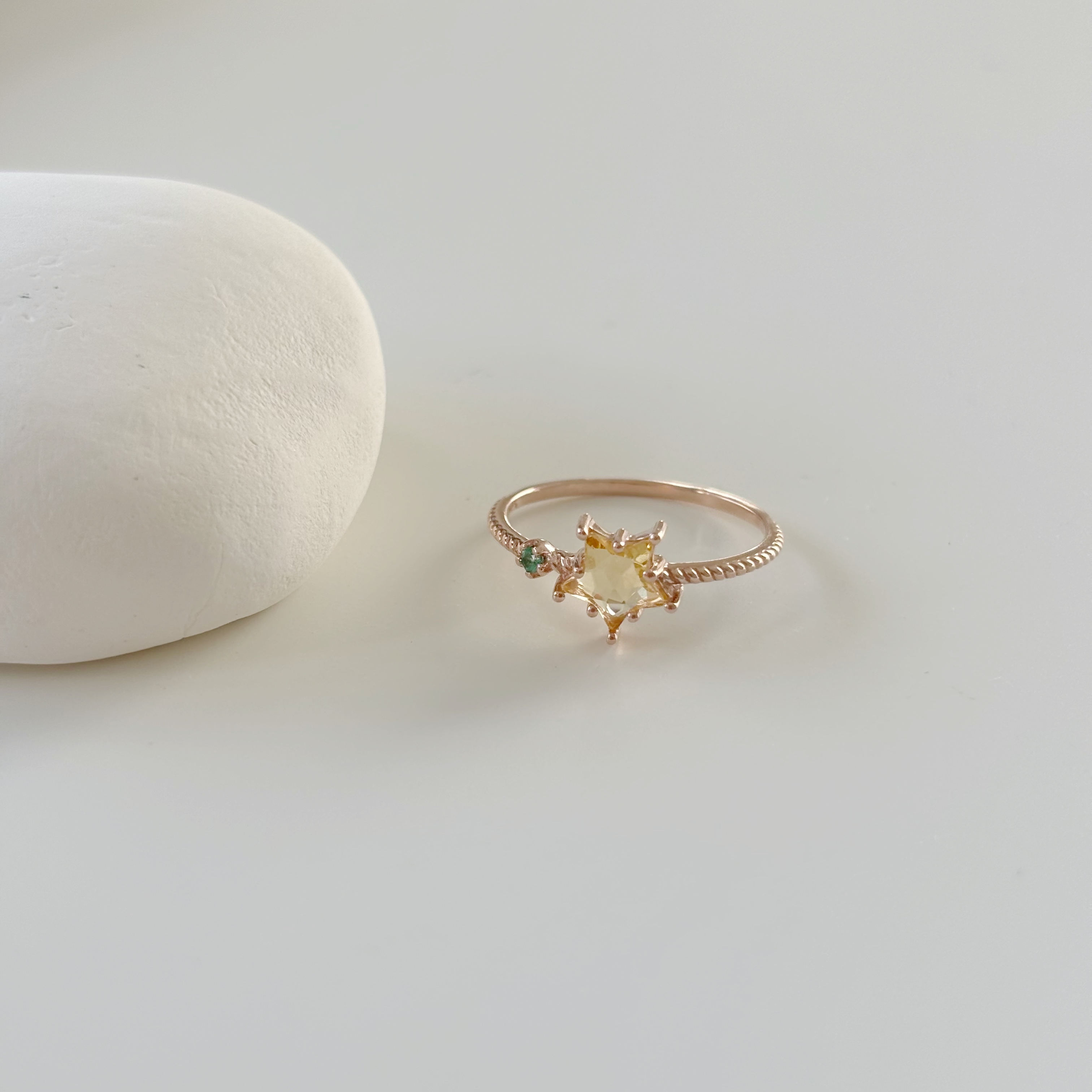 爪鑲星星檸檬晶祖母綠戒指