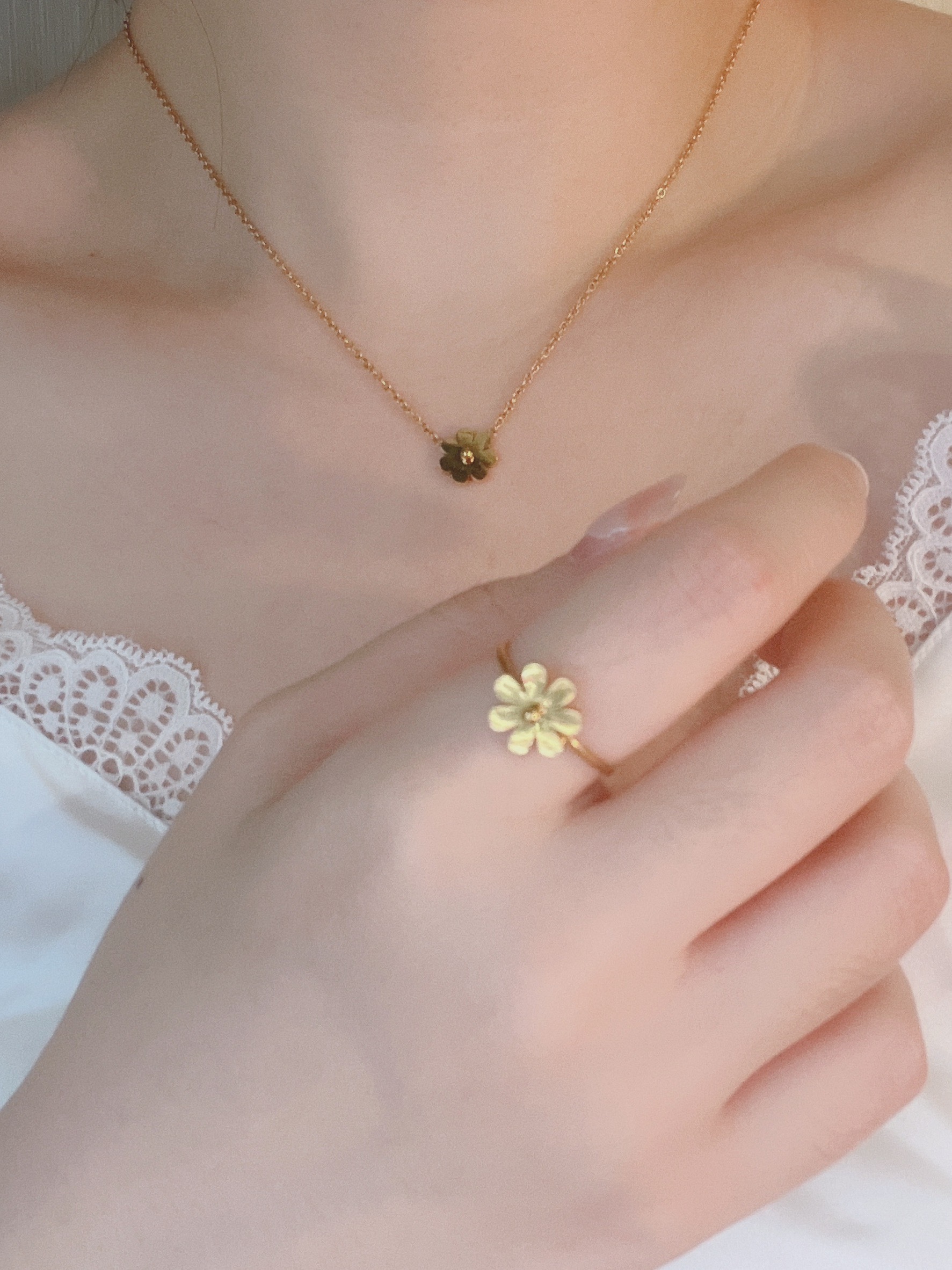 小雛菊Belides金色不褪色鈦鋼戒指