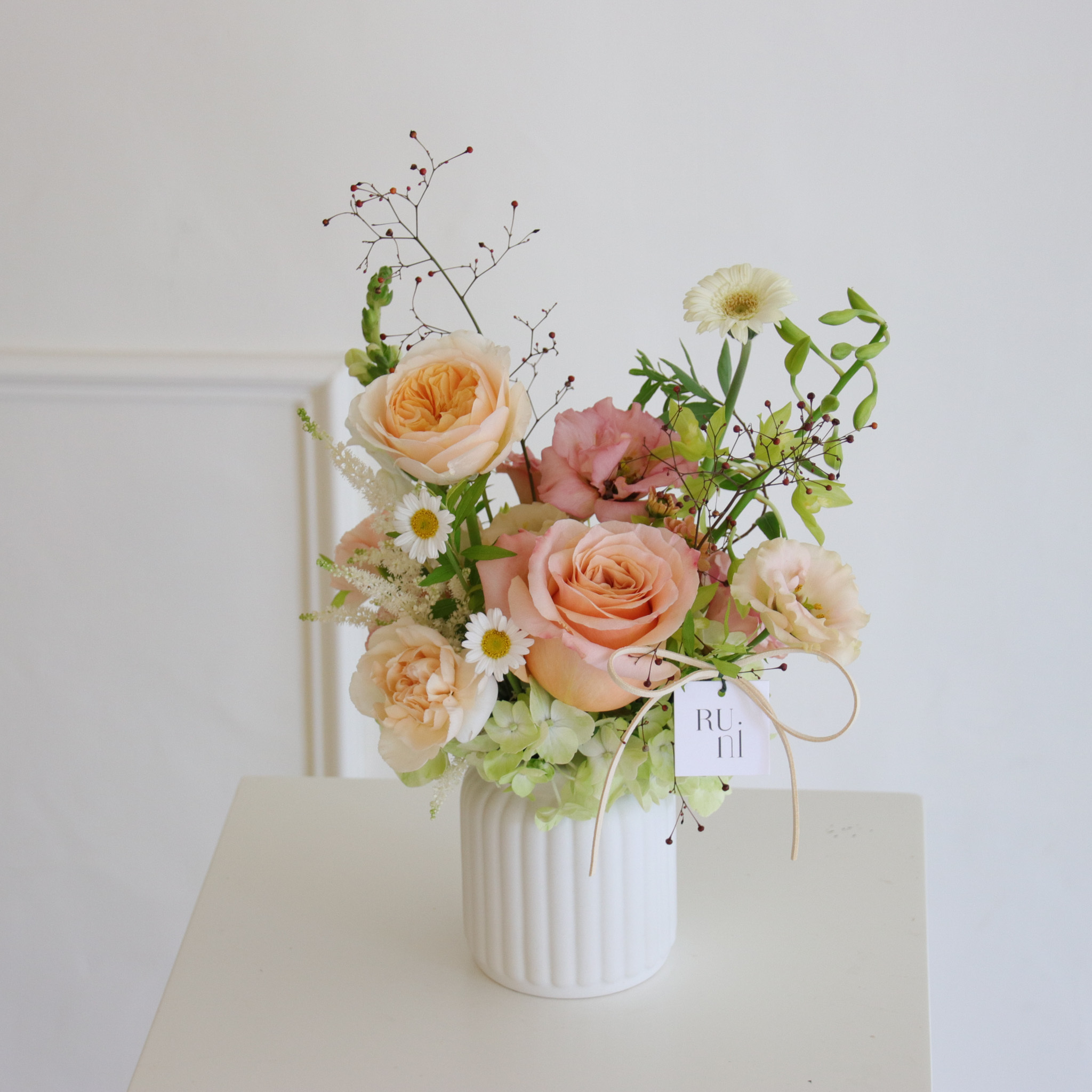 晚霞粉橘色系牛奶瓶桌花