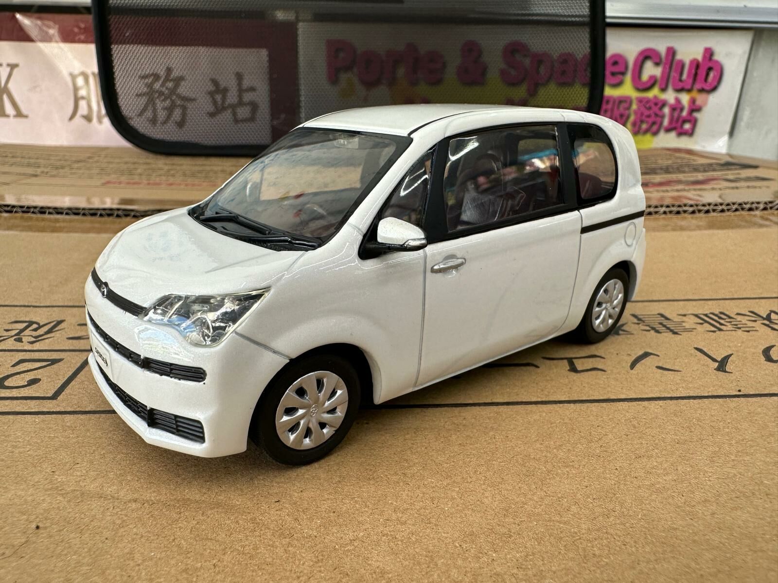 Toyota Spade 1/30 正廠模型車 (070 珍珠白) (無盒)