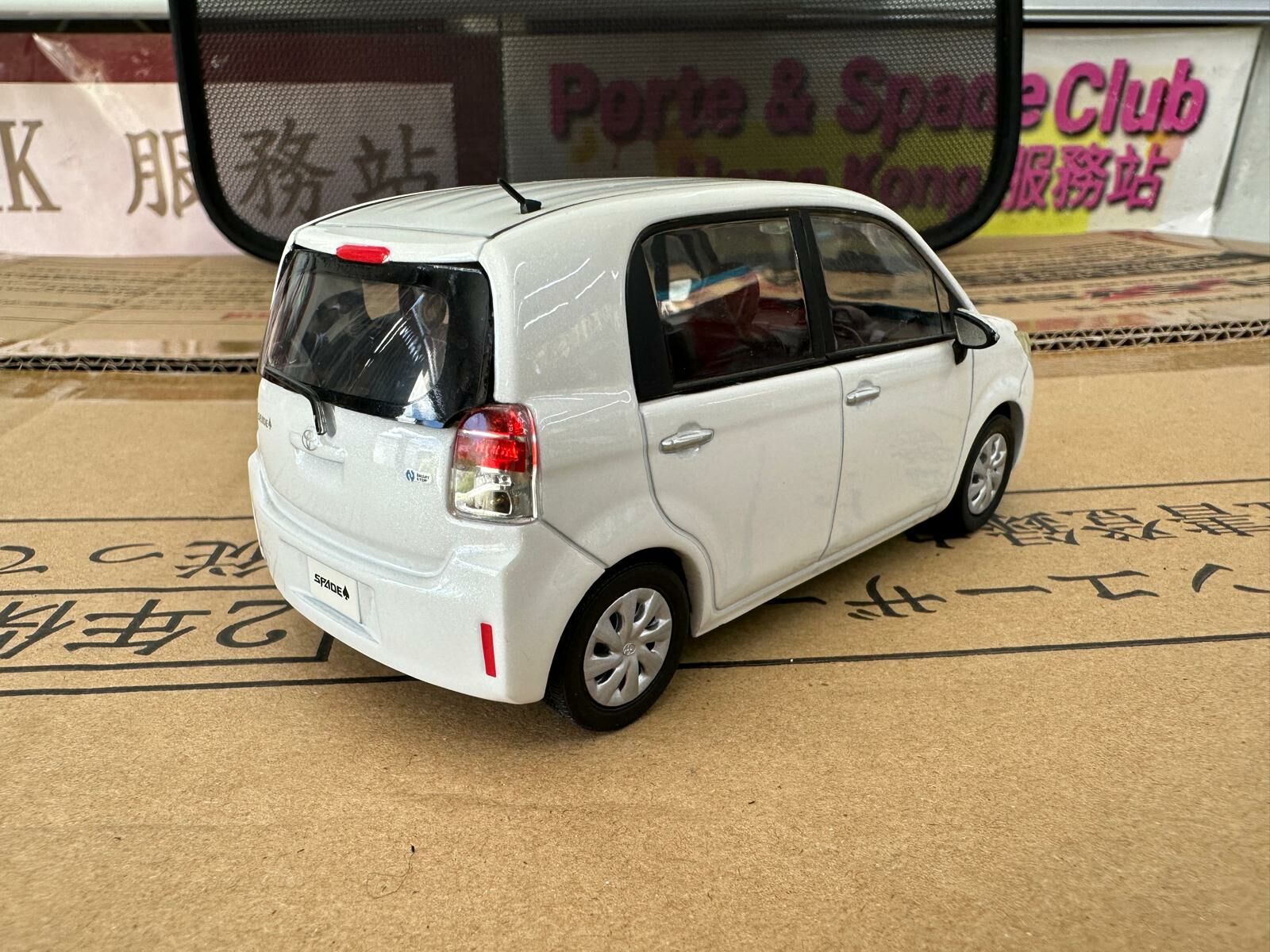 Toyota Spade 1/30 正廠模型車 (070 珍珠白) (無盒)