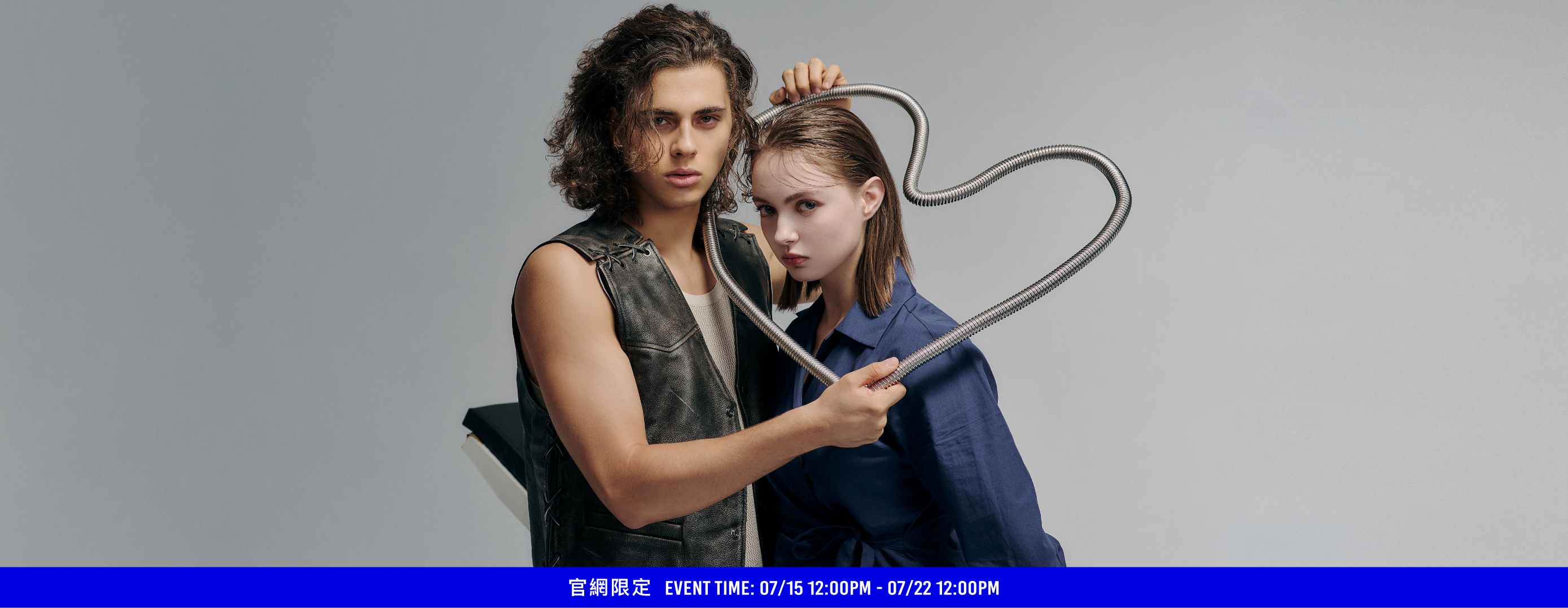 情人節限定優惠。男女模特合照，男模特手拿愛心道具。