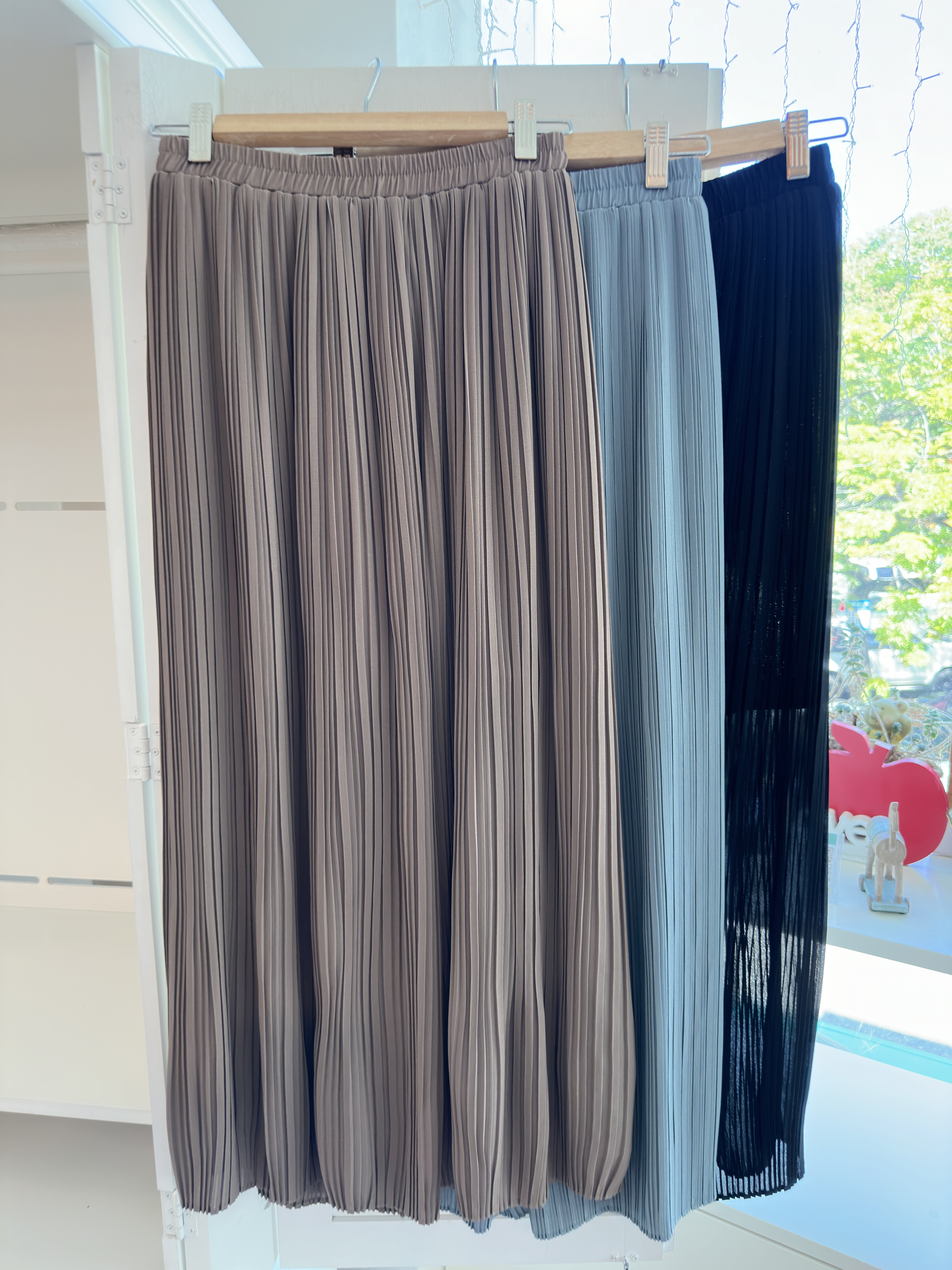 ELASTIC WAIST CHIFFON PLEATED PANT