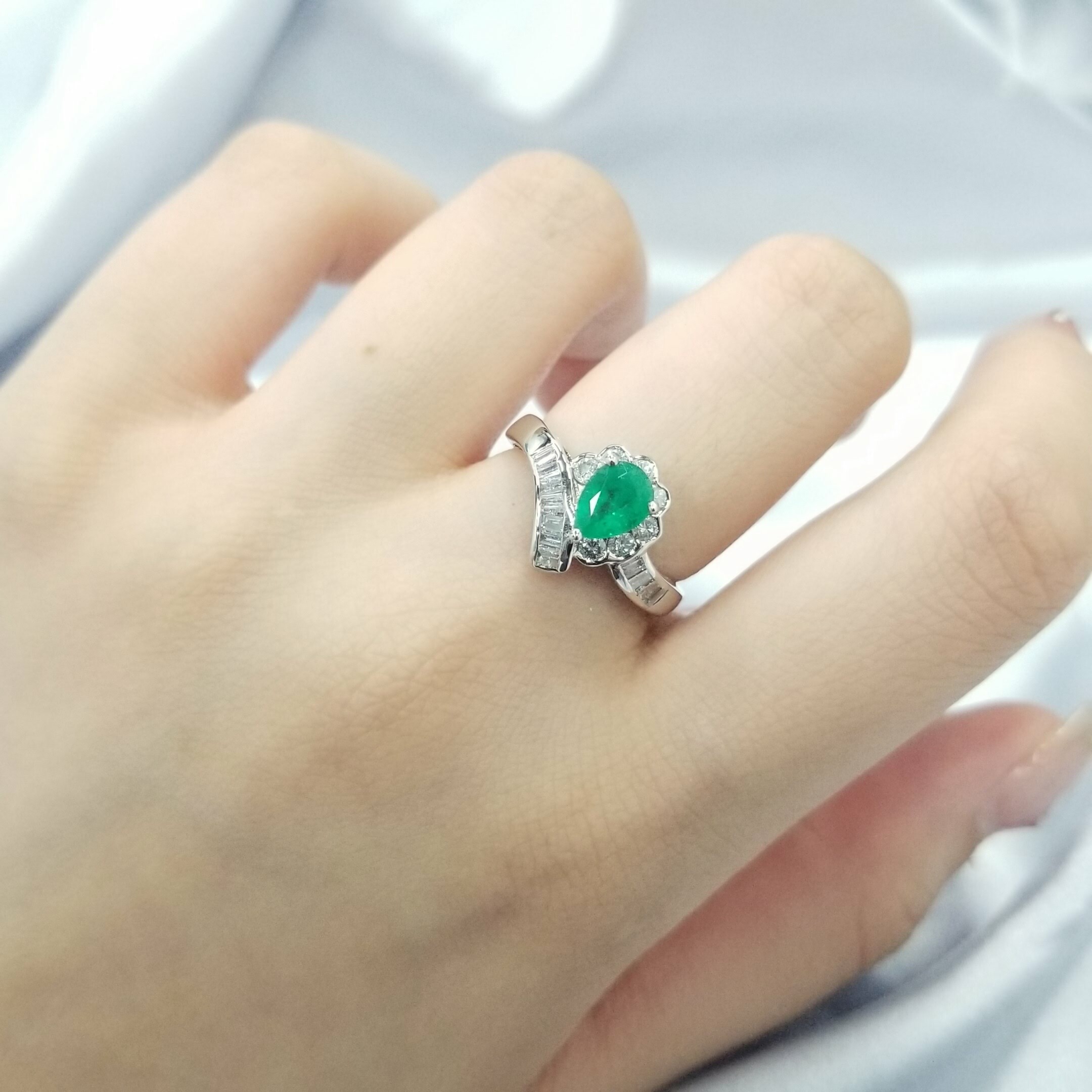 18K White Gold 0.39ct Emerald and Diamond Ring