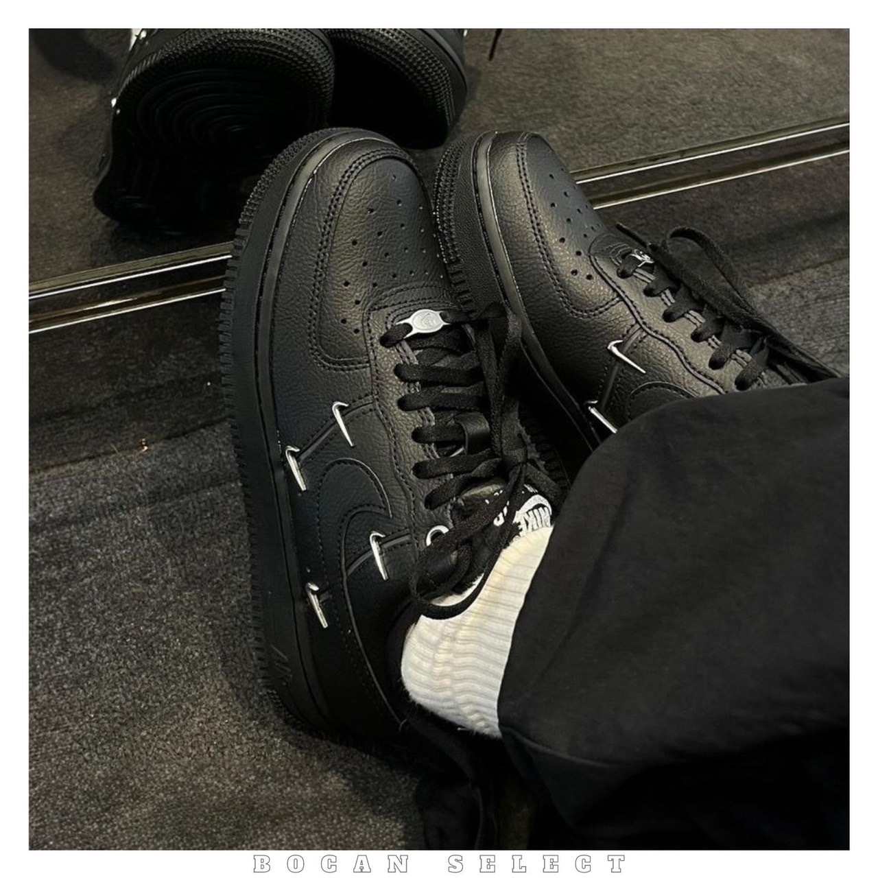 NIKE AIR FORCE 黑魂 小銀鉤 女款 HQ1180-001