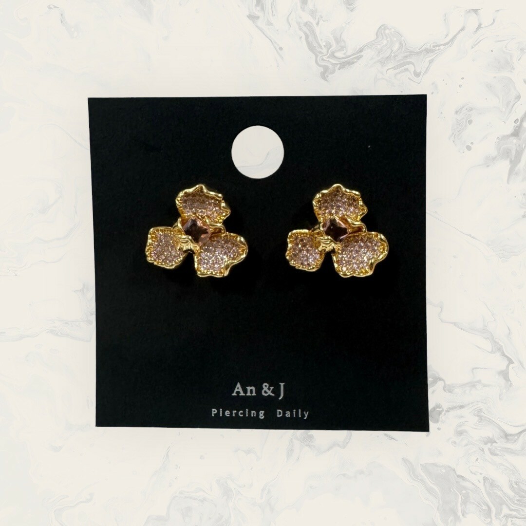 韓國直送-銀針 中粉方鋯捲曲滿粉鋯花瓣三瓣花 水晶鑽