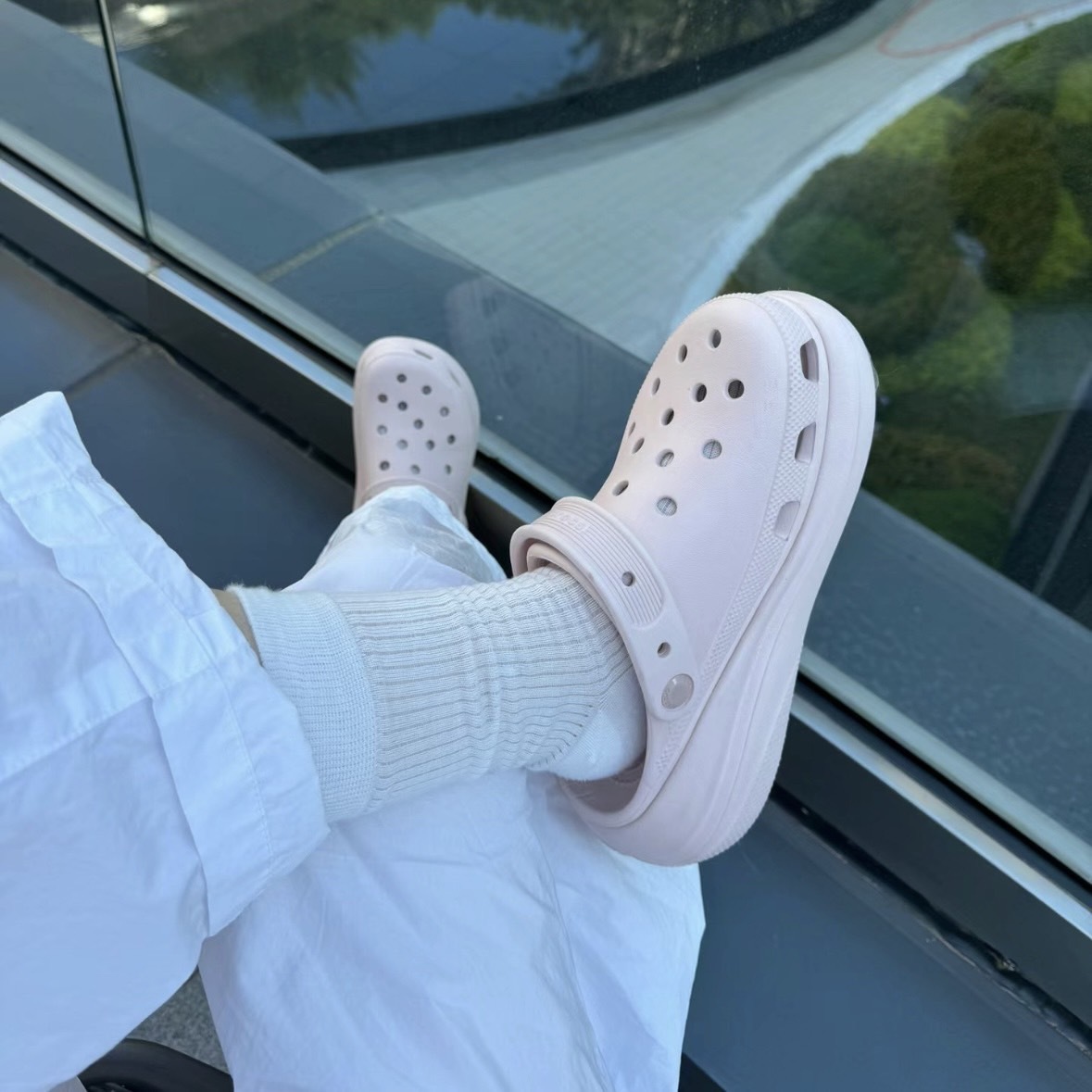 <新色到貨!!>Crocs Classic Crush 厚底 泡芙 洞洞鞋 增高  防水 涼鞋 黑 白 奶茶 粉