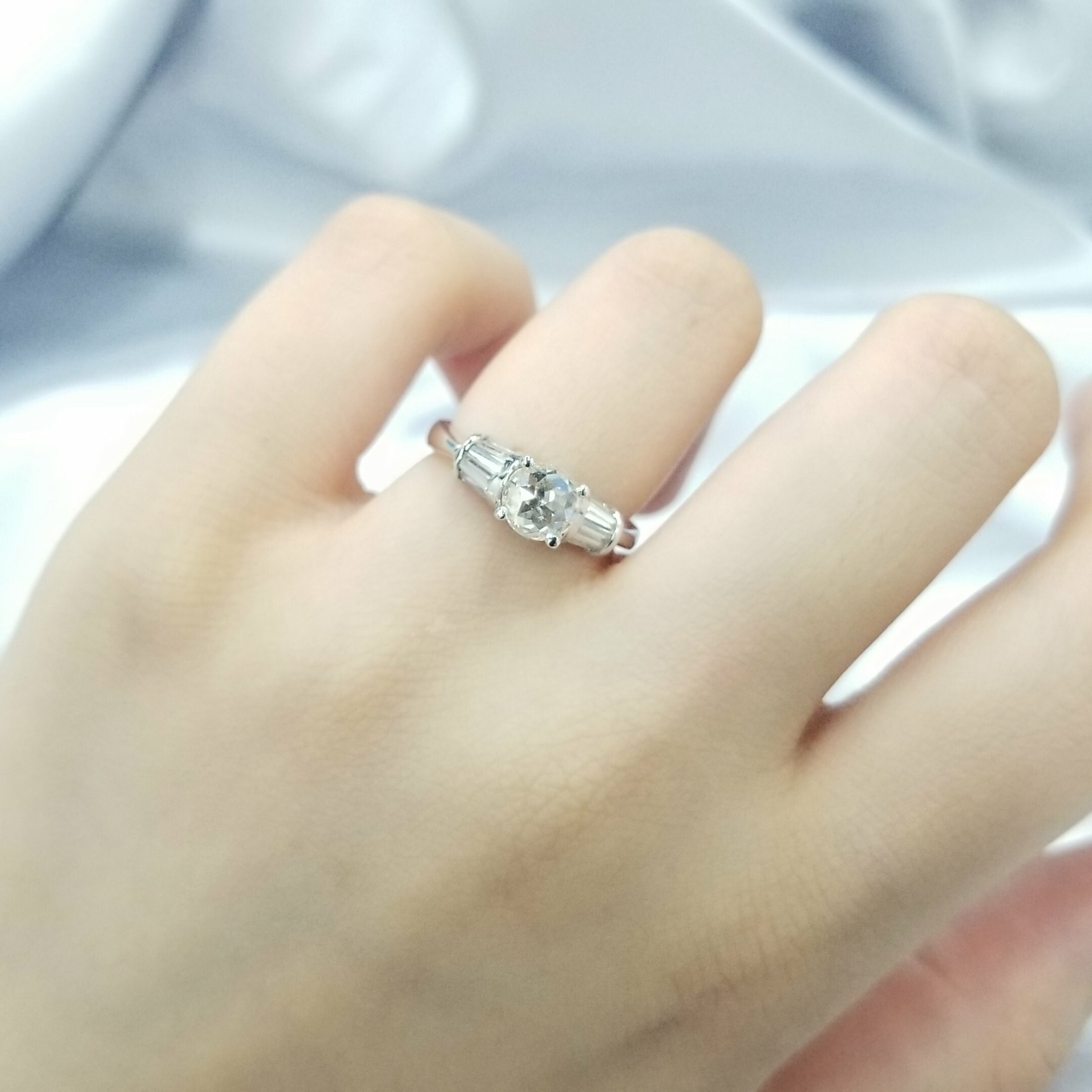 全新18K白金【單粒71份鑽石】配小鑽共1卡7份戒指