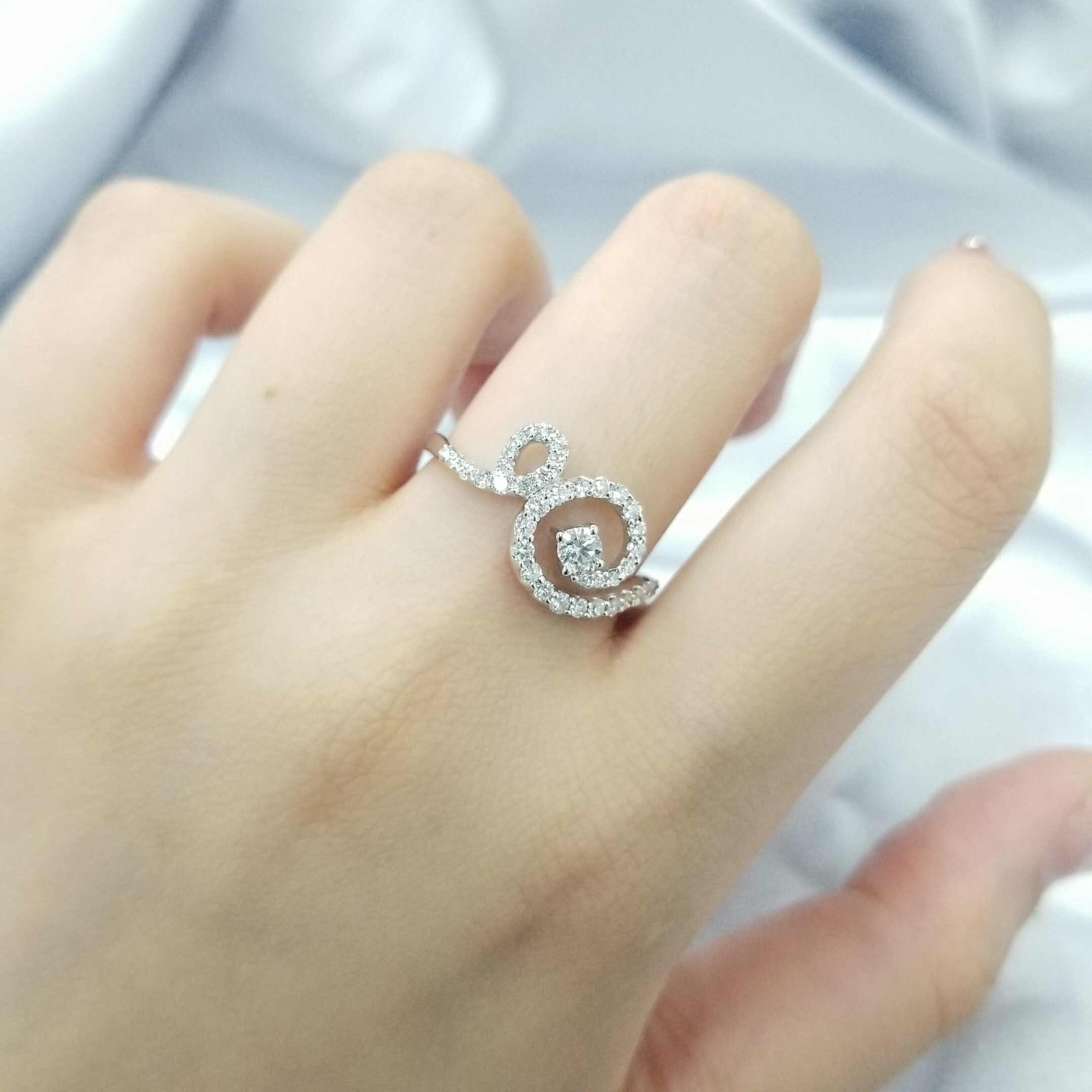 全新18K白金【單粒10份鑽石】配小鑽共47份鑽石戒指