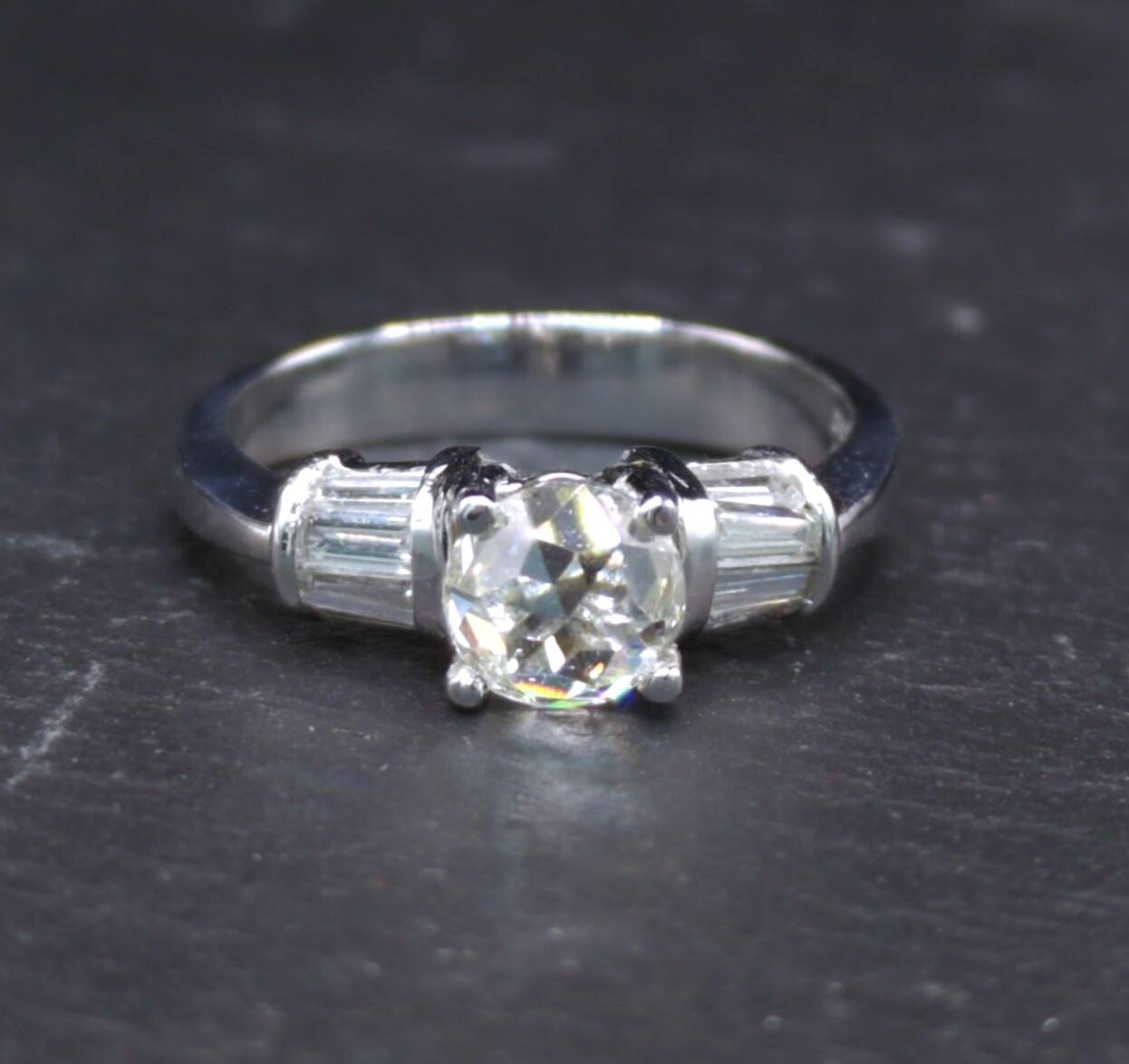 全新18K白金【單粒71份鑽石】配小鑽共1卡7份戒指