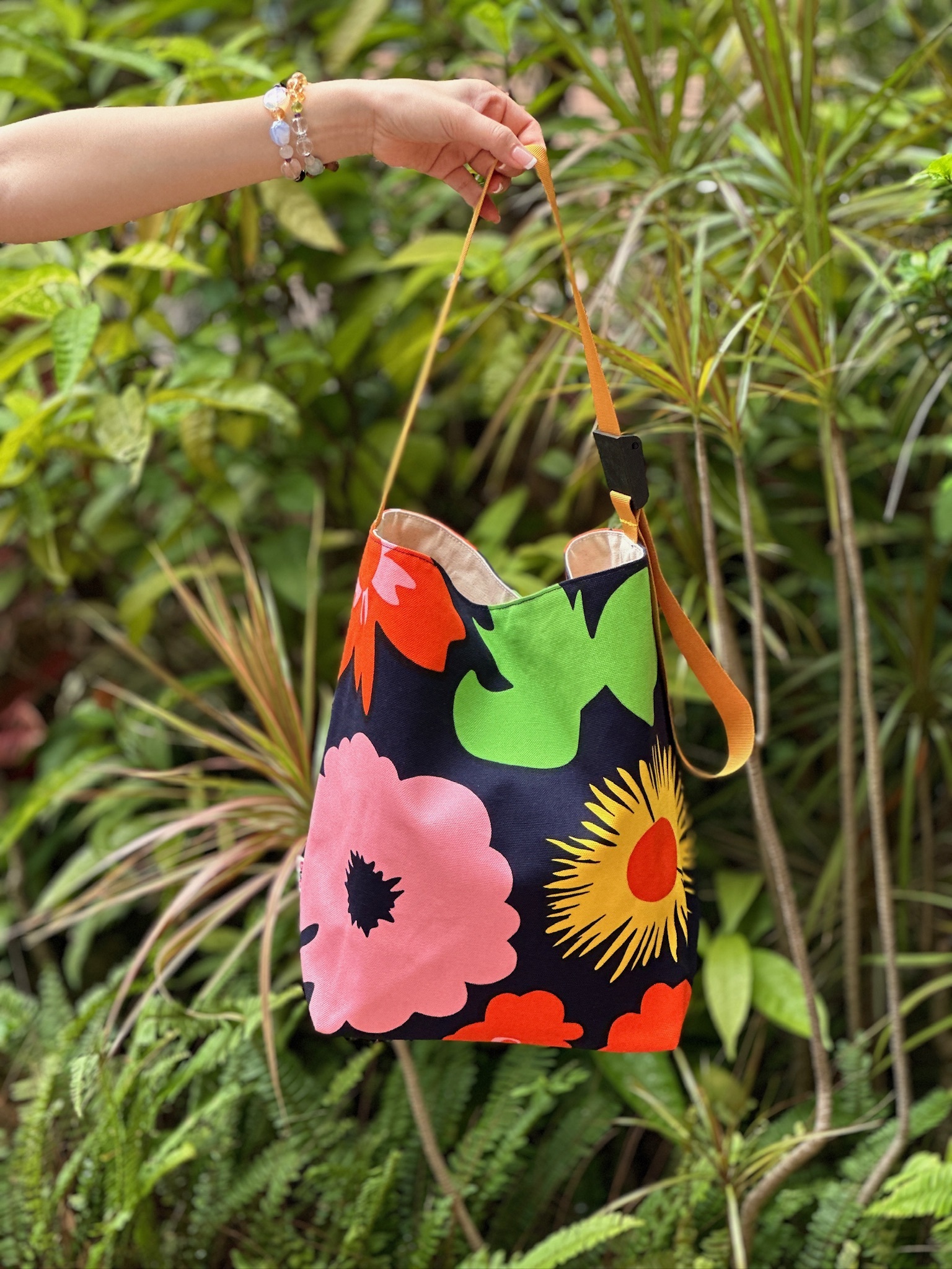 Easy Shoulder Tote | Marimekko canvas fabric | 彩色花