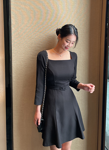[現貨] 短版優雅大氣方領腰帶洋裝 [ 黑色 / S ]