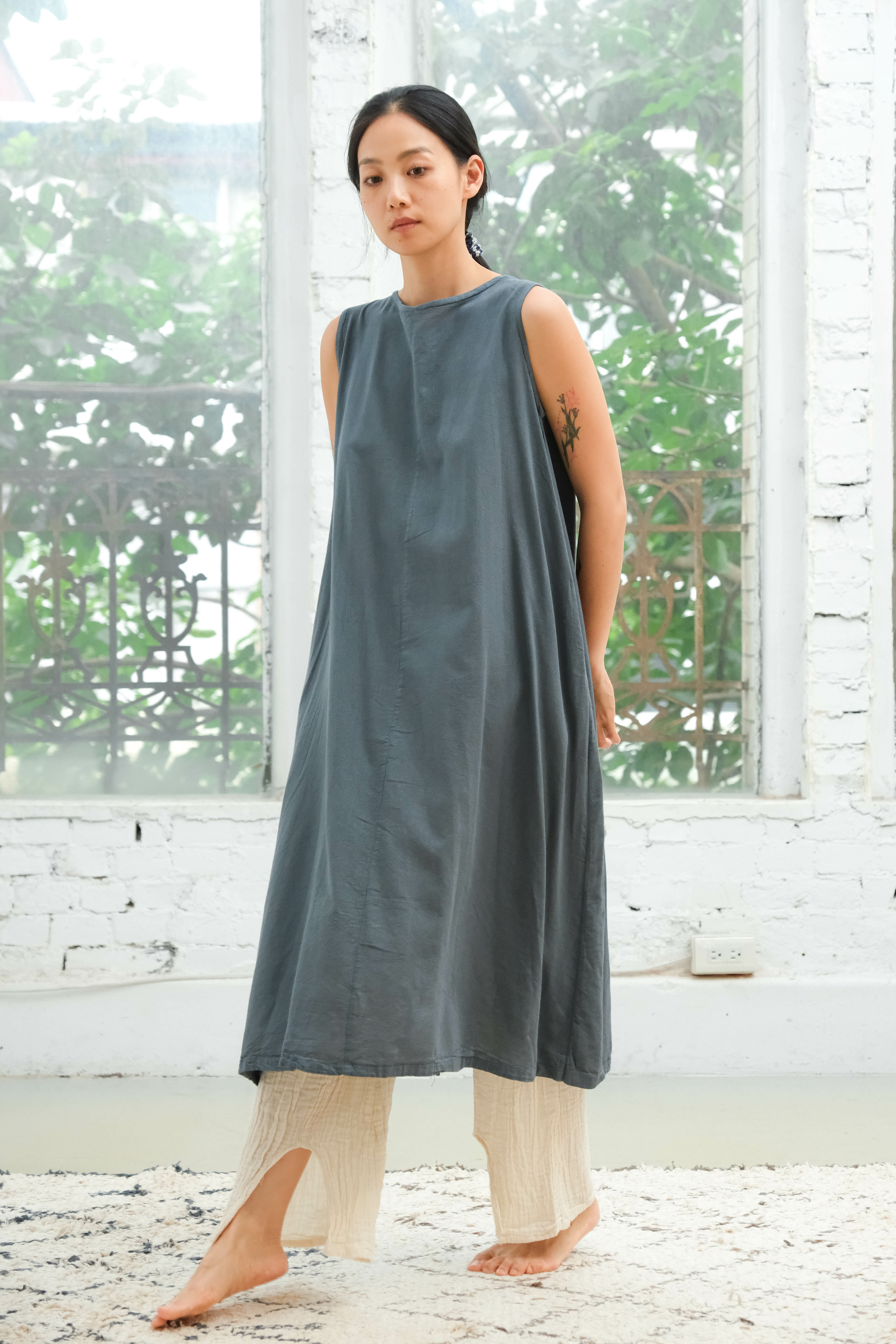 圓領後釦無袖洋裝 / 嫘縈 灰藍