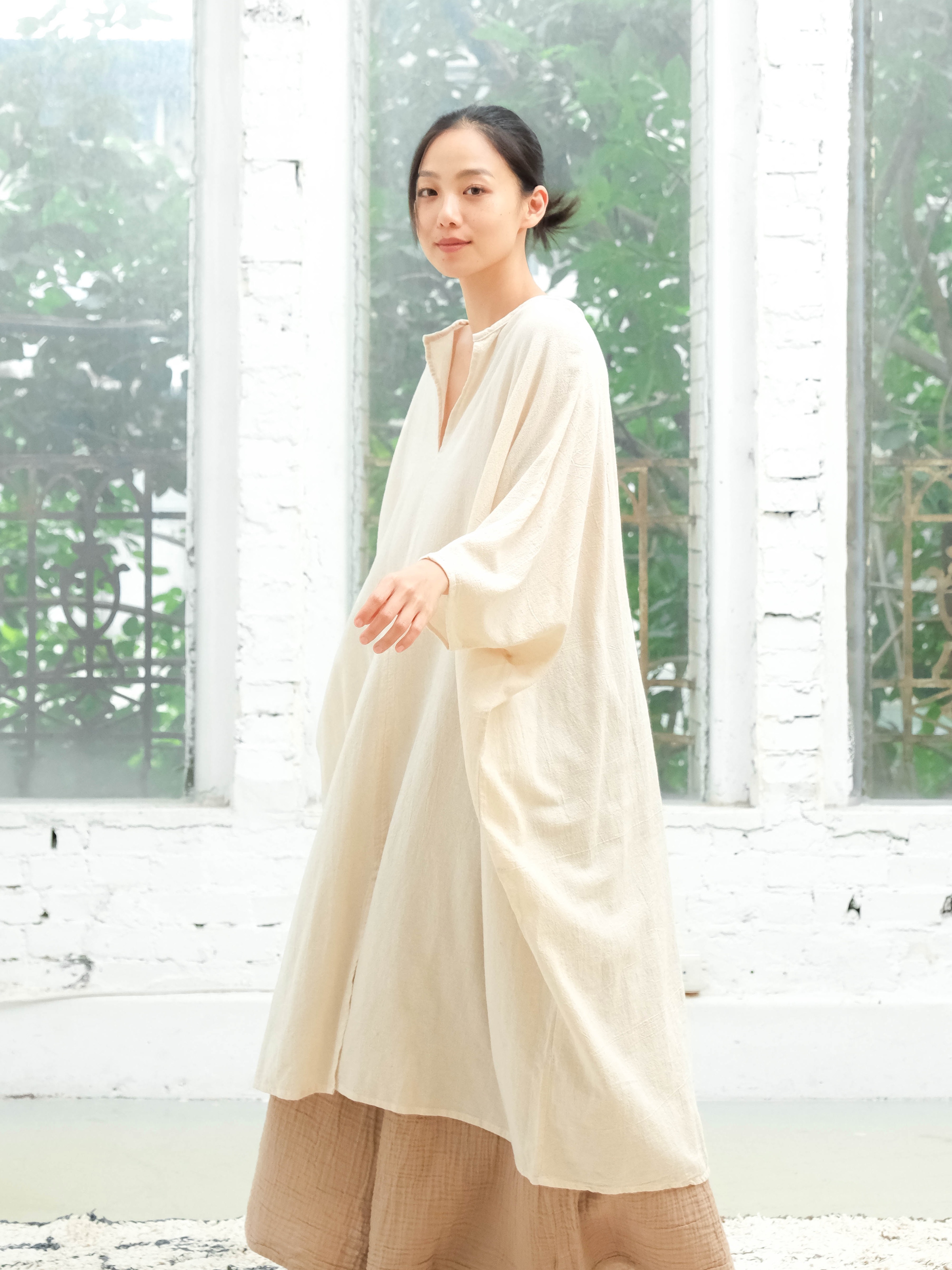 鑰匙領落肩前開衩罩衫洋裝 / 菱紋布 米白