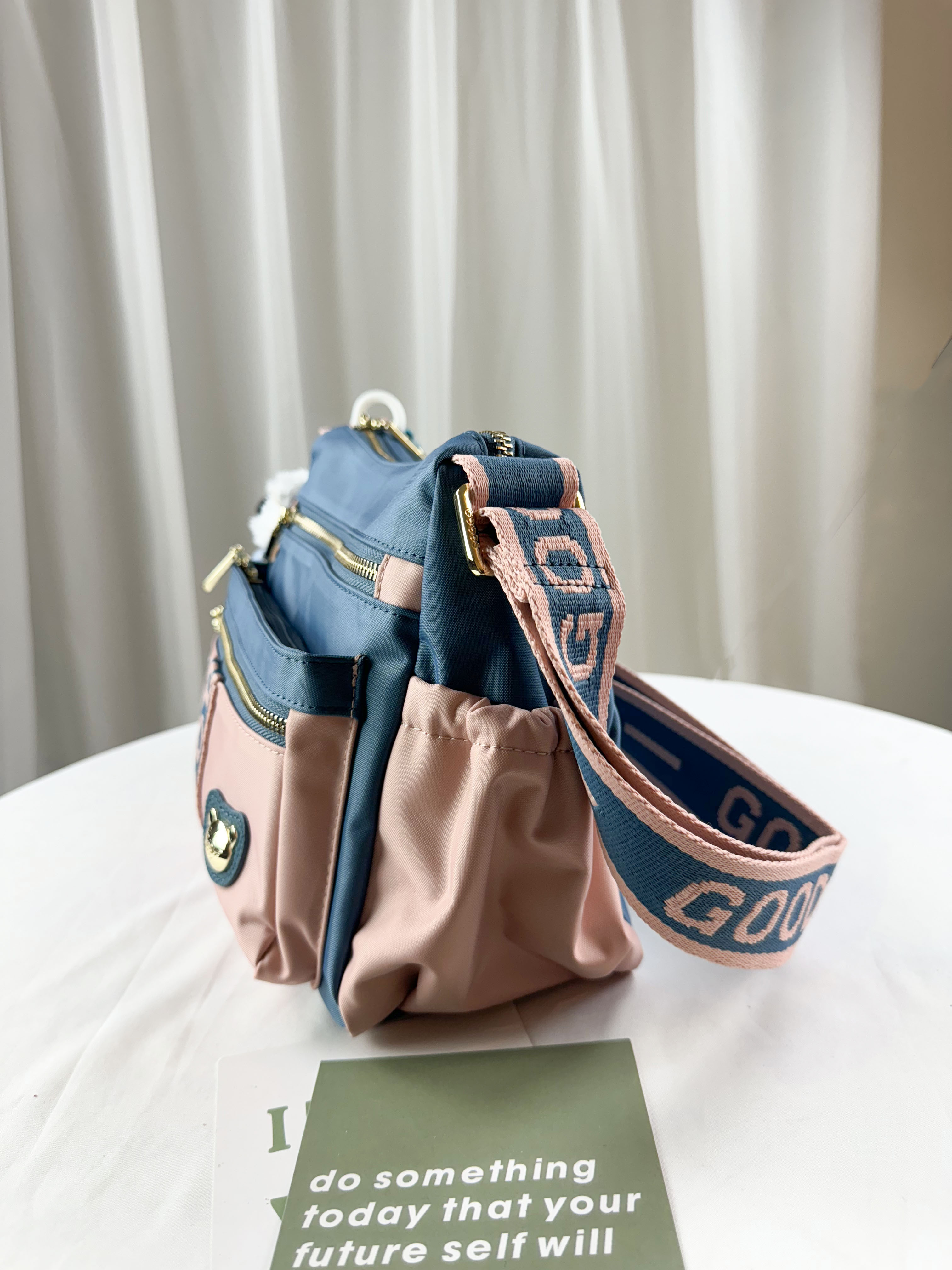 GOODS 綠粉拼色防潑水側背包 附兔兔吊飾 #2689