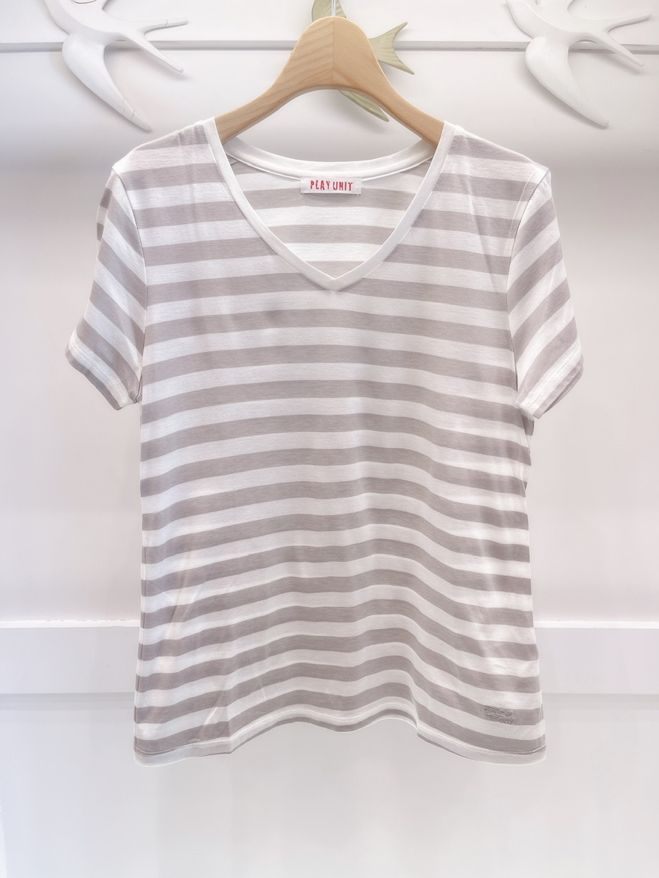 灰白V領條紋T