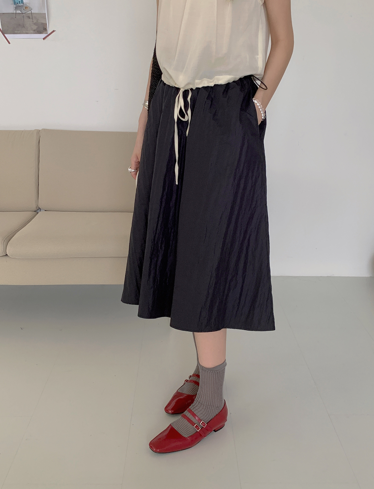 設計腰抽繩滑料傘襬裙