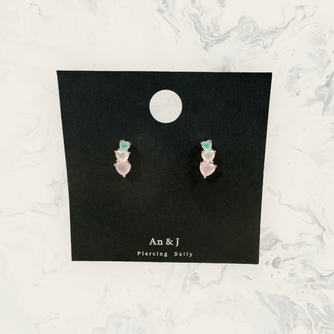 韓國直送-銀針 霧面三色排列愛心鋯 水晶鑽 綠+白+粉 鍍14K