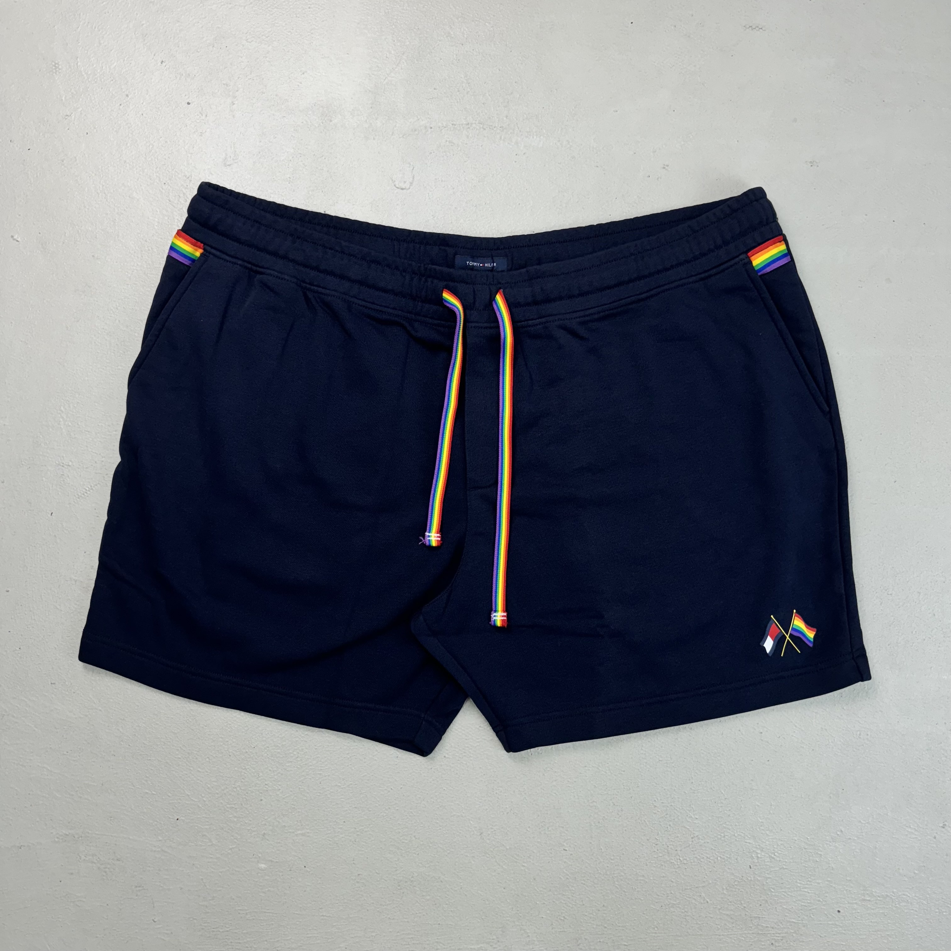 TOMMY HILFIGER 彩標旗幟短褲