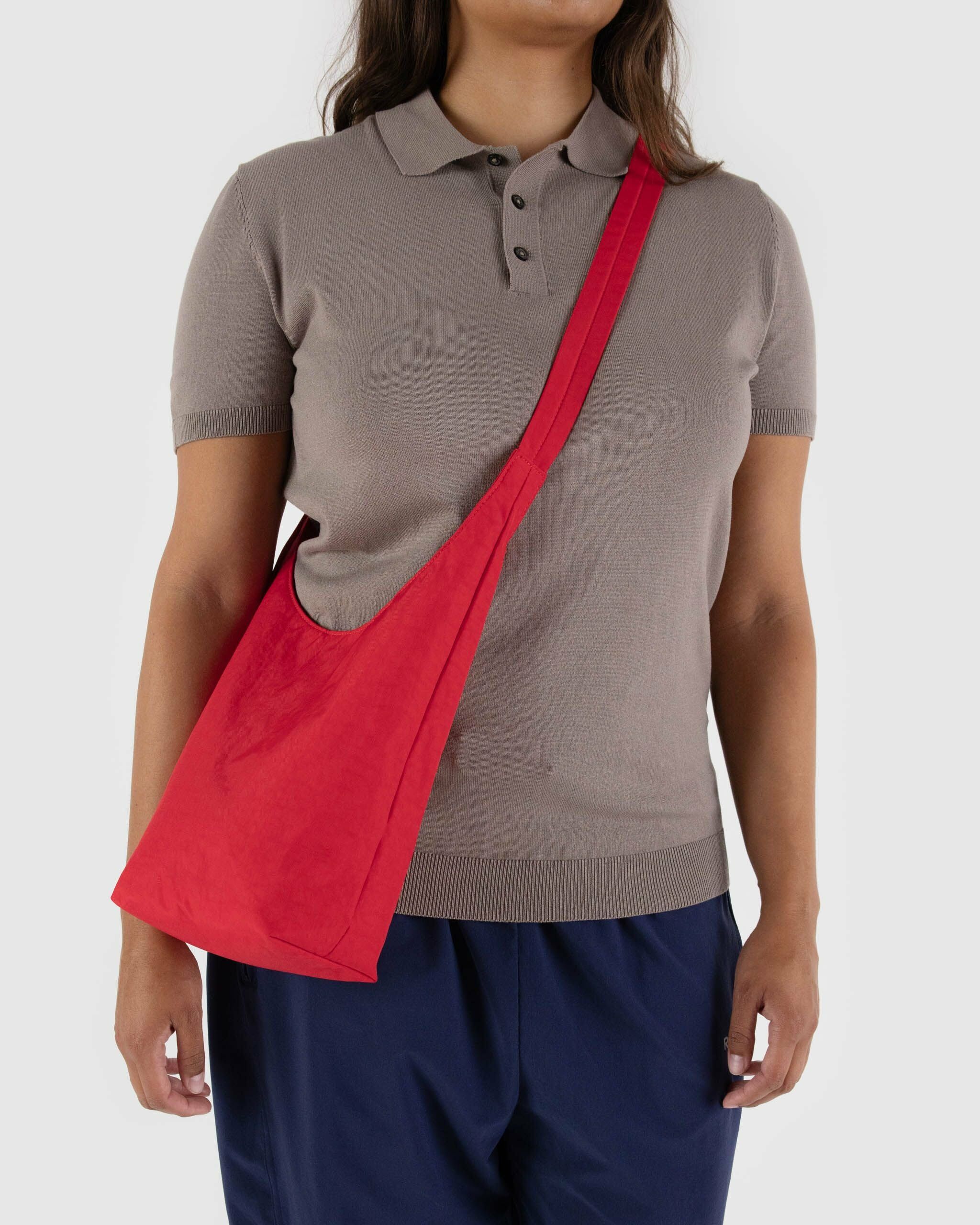 SMALL NYLON SLING - Candy Apple | BAGGU