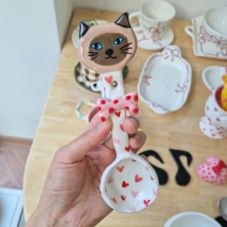 韓國藝術家 手作陶瓷湯匙 貓貓蝴蝶結