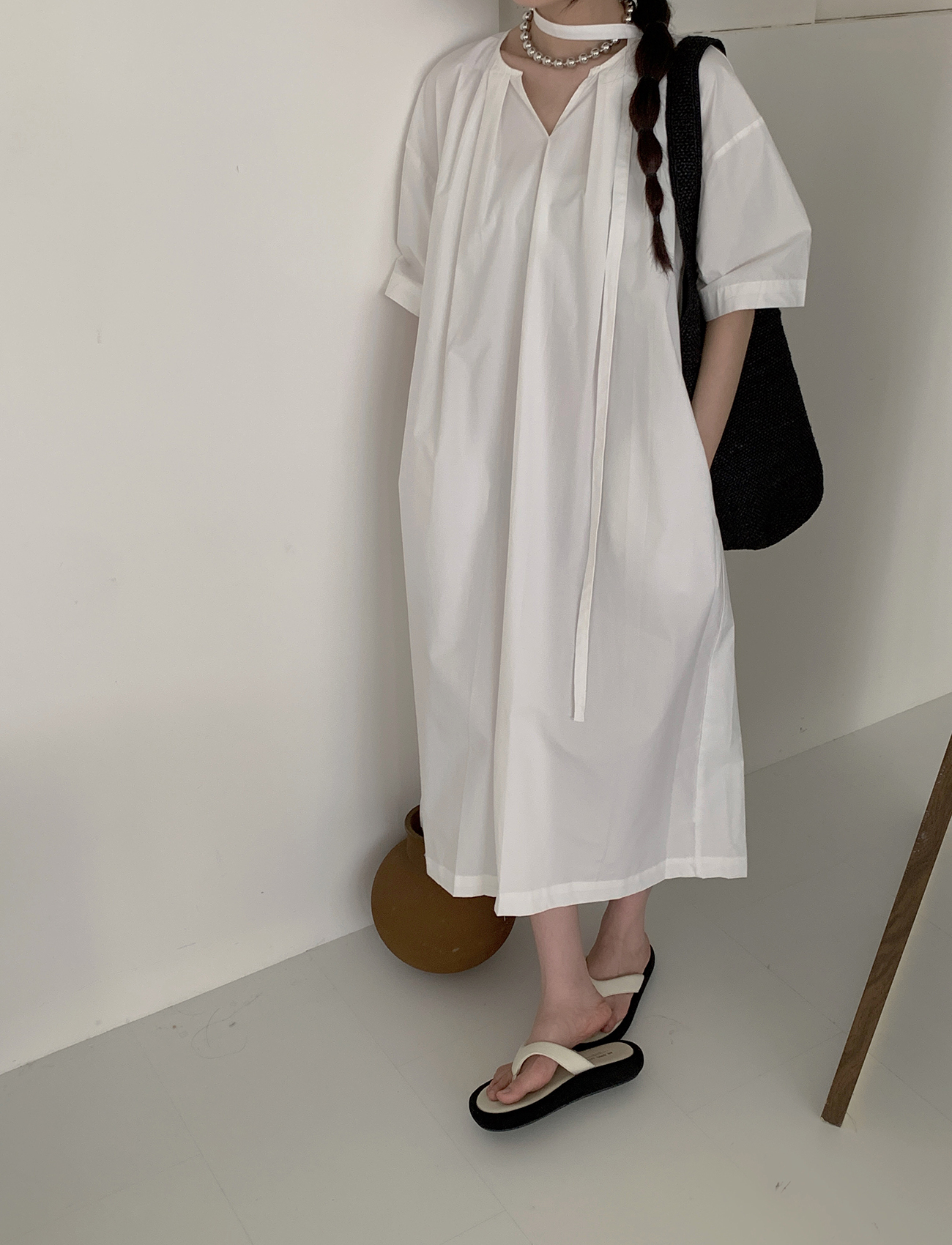極簡小V領短袖洋裝