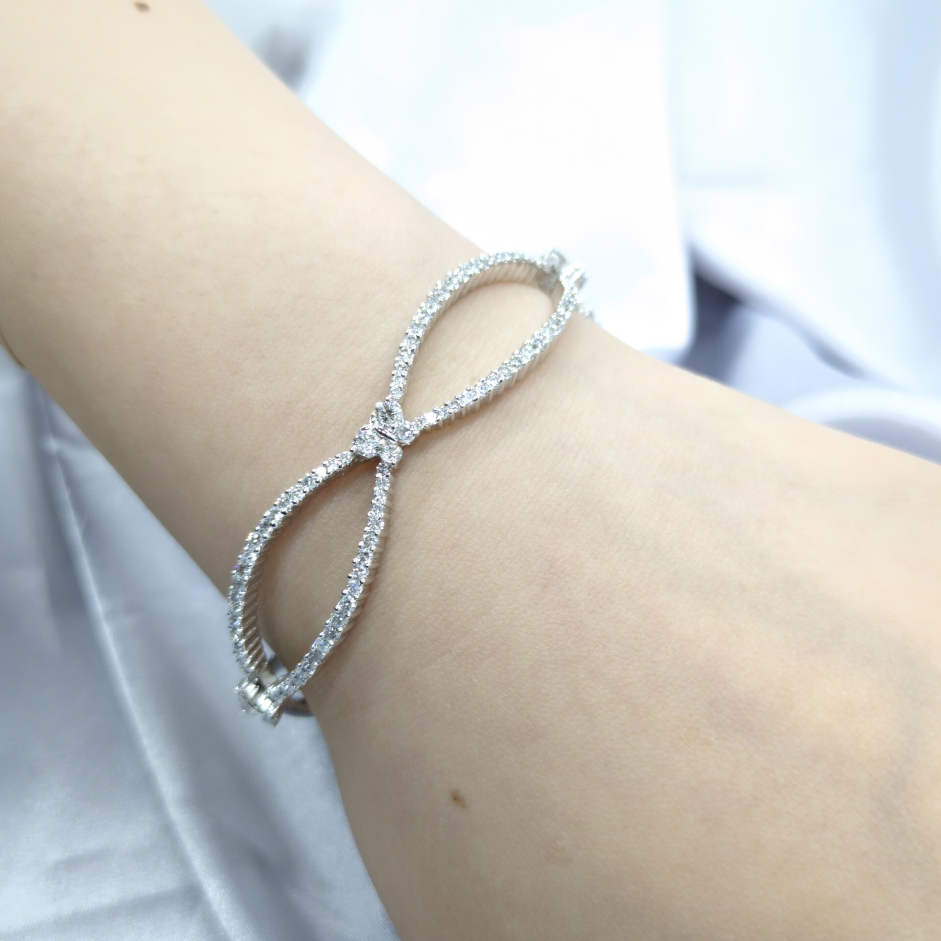 18K White Gold 1.88ct Diamond Bangle