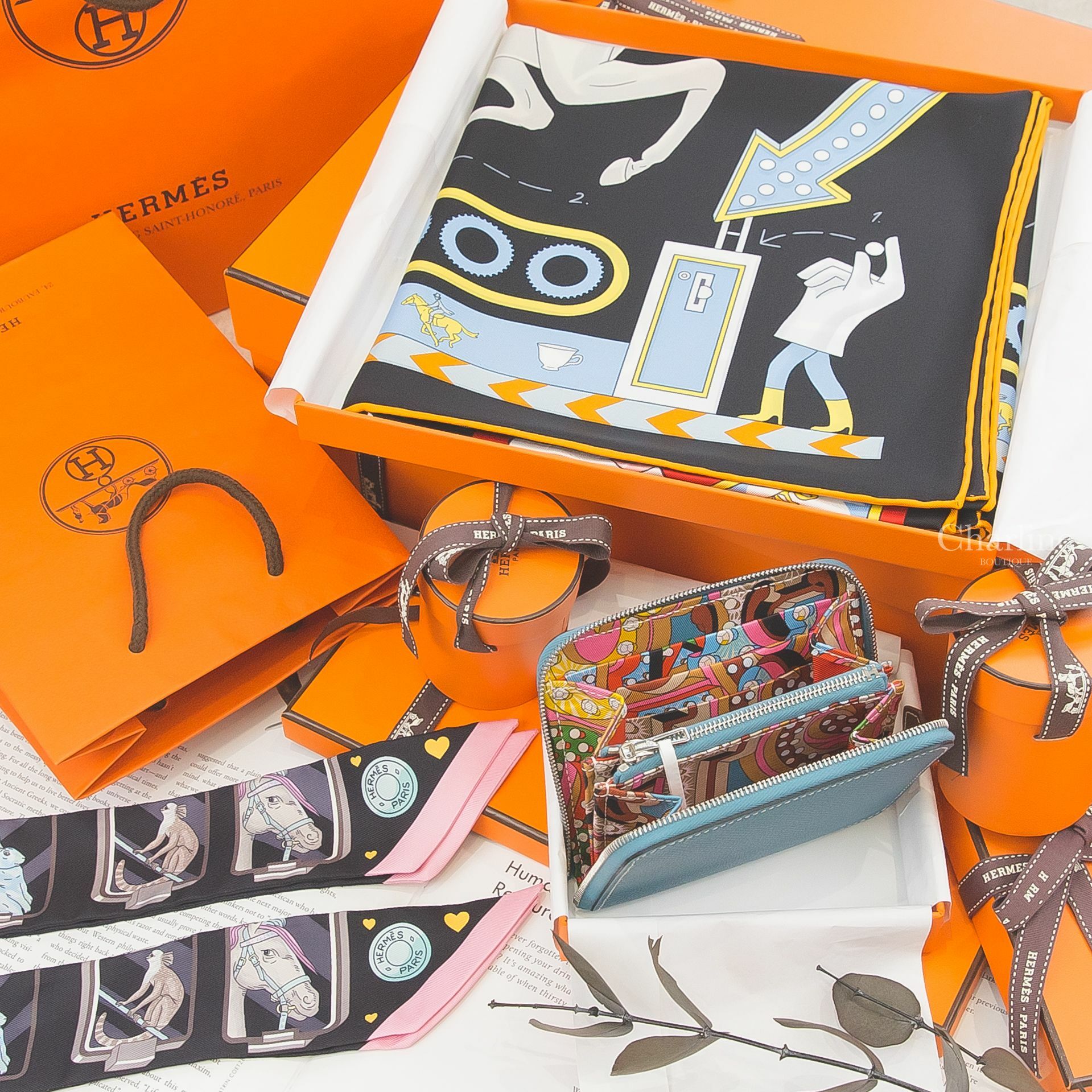 Hermès D2 新牛仔藍絲巾短夾,Hermès Story Twilly 黑色/玫瑰色/灰色/故事,Hermès Tea For Two Scarf 90 黑色/紅色/彩色雙人茶會方巾-Charline Boutique 精品代購