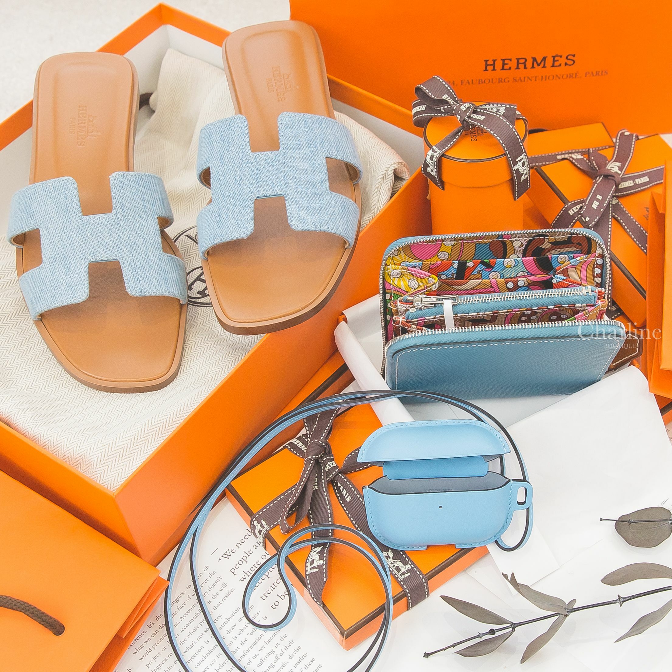 Hermès Silk' In Compact Wallet D2 新牛仔藍絲巾短夾,Hermès Oran Sandal 淺藍色牛仔H 焦糖色小牛皮拖鞋,Hermès 天空藍 / 亞麻藍牛皮耳機包-Charline Boutique 精品代購