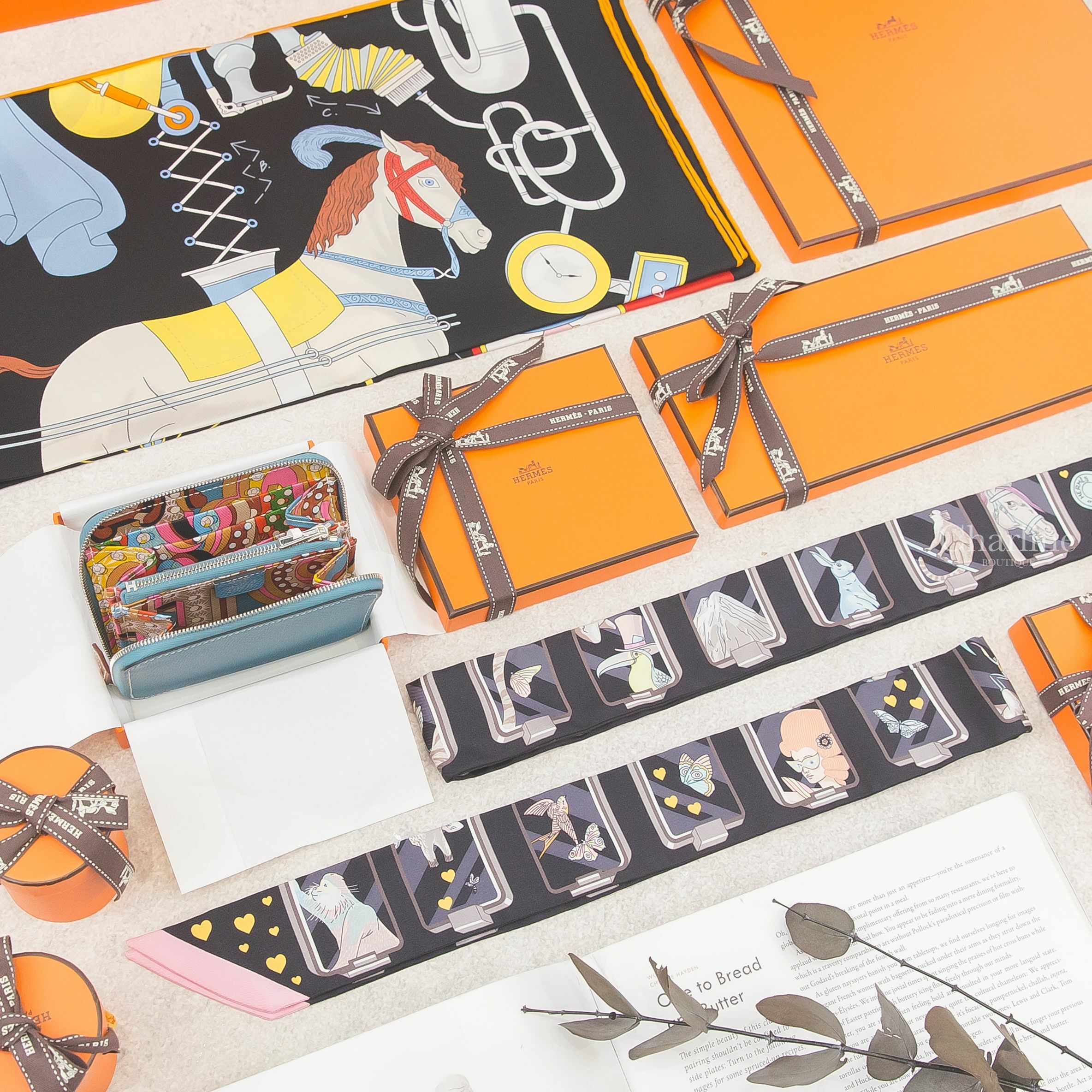 Hermès D2 新牛仔藍絲巾短夾,Hermès Story Twilly 黑色/玫瑰色/灰色/故事,Hermès Tea For Two Scarf 90 黑色/紅色/彩色雙人茶會方巾-Charline Boutique 精品代購