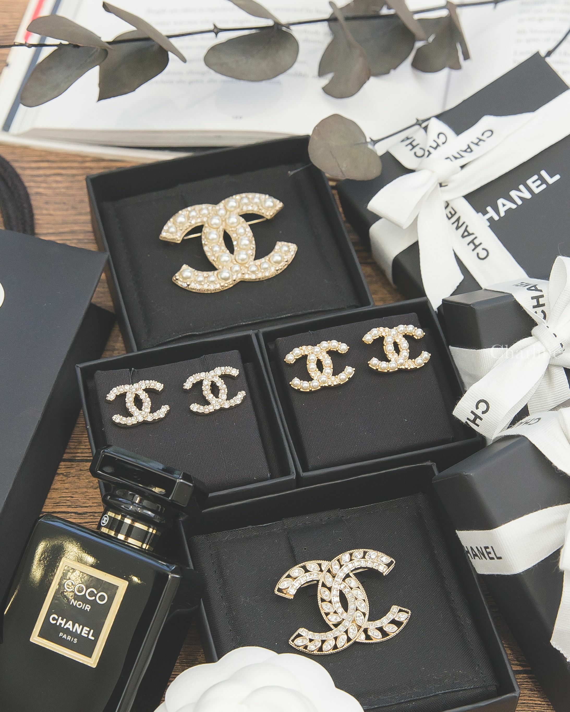 Chanel 金色珍珠水鑽CC耳環,Chanel 金色珍珠水鑽CC耳環,Chanel 金色大小珍珠水鑽CC胸針,Chanel 金色簍空麥穗方型水鑽CC胸針-Charline Boutique 精品代購