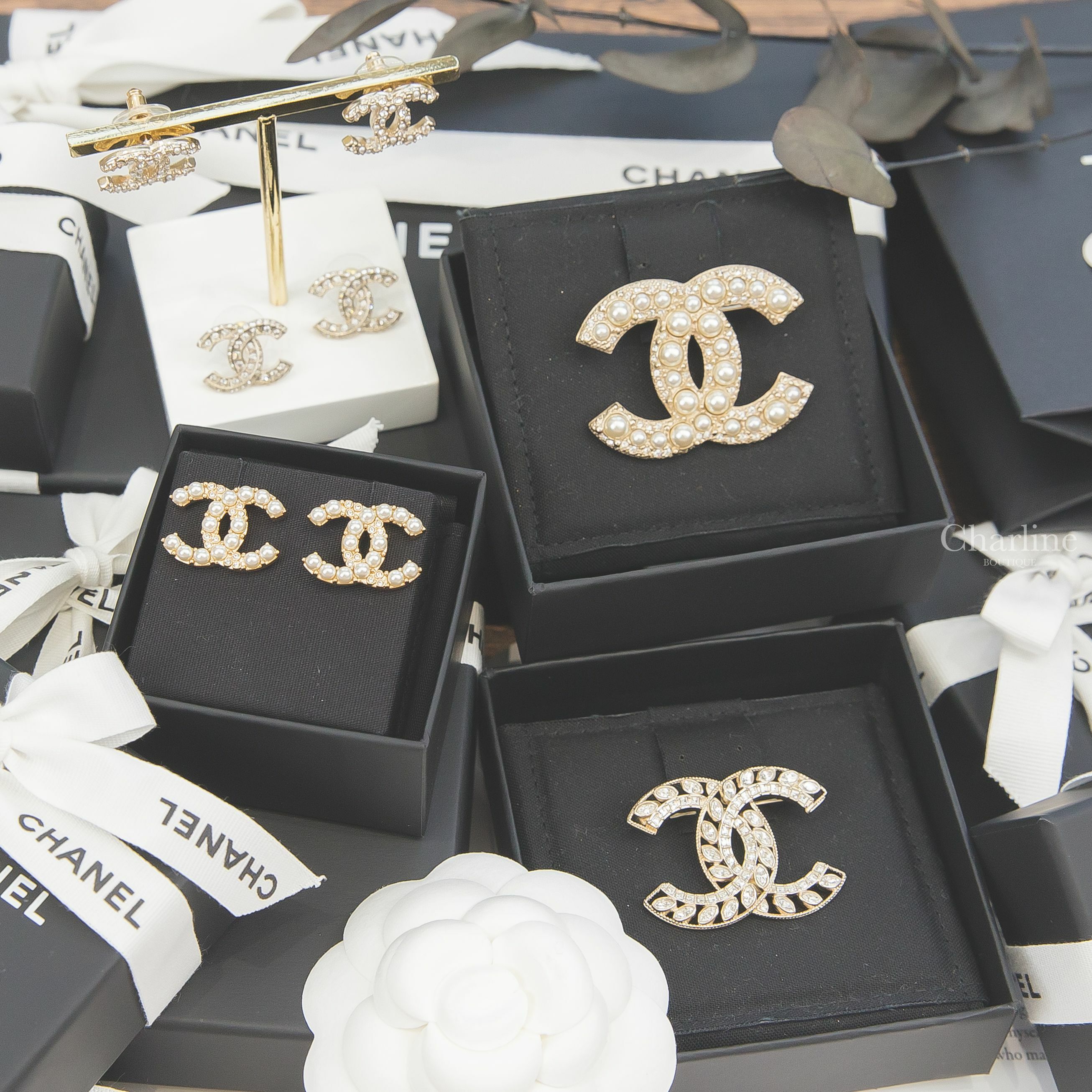 Chanel 金色珍珠水鑽CC耳環,Chanel 金色珍珠水鑽CC耳環,Chanel 金色方格CC水鑽耳環,Chanel 金色大小珍珠水鑽CC胸針,Chanel 金色簍空麥穗方型水鑽CC胸針-Charline Boutique 精品代購
